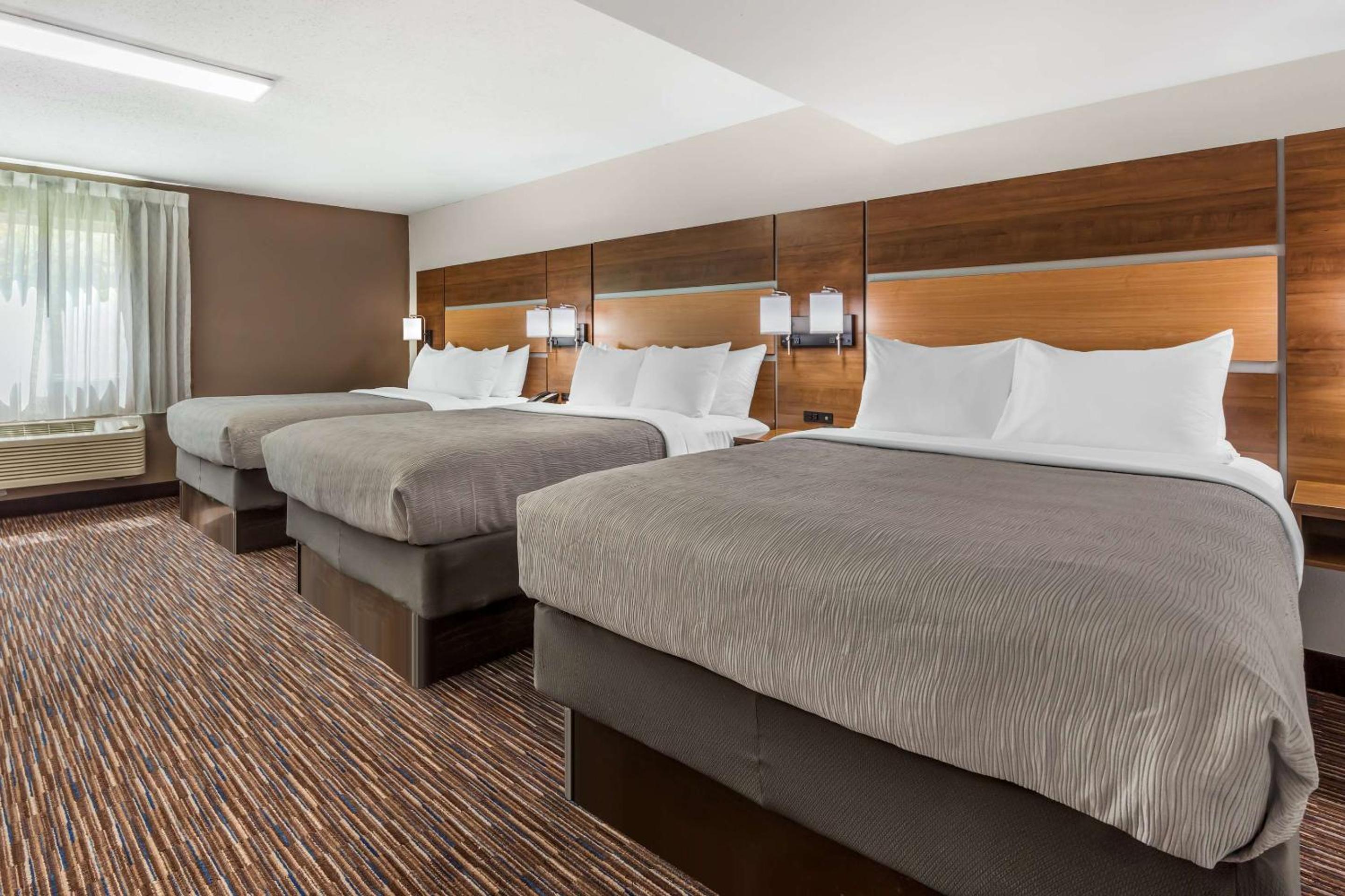 Superior Queen Suite - Accessible/Non-Smoking photo 2