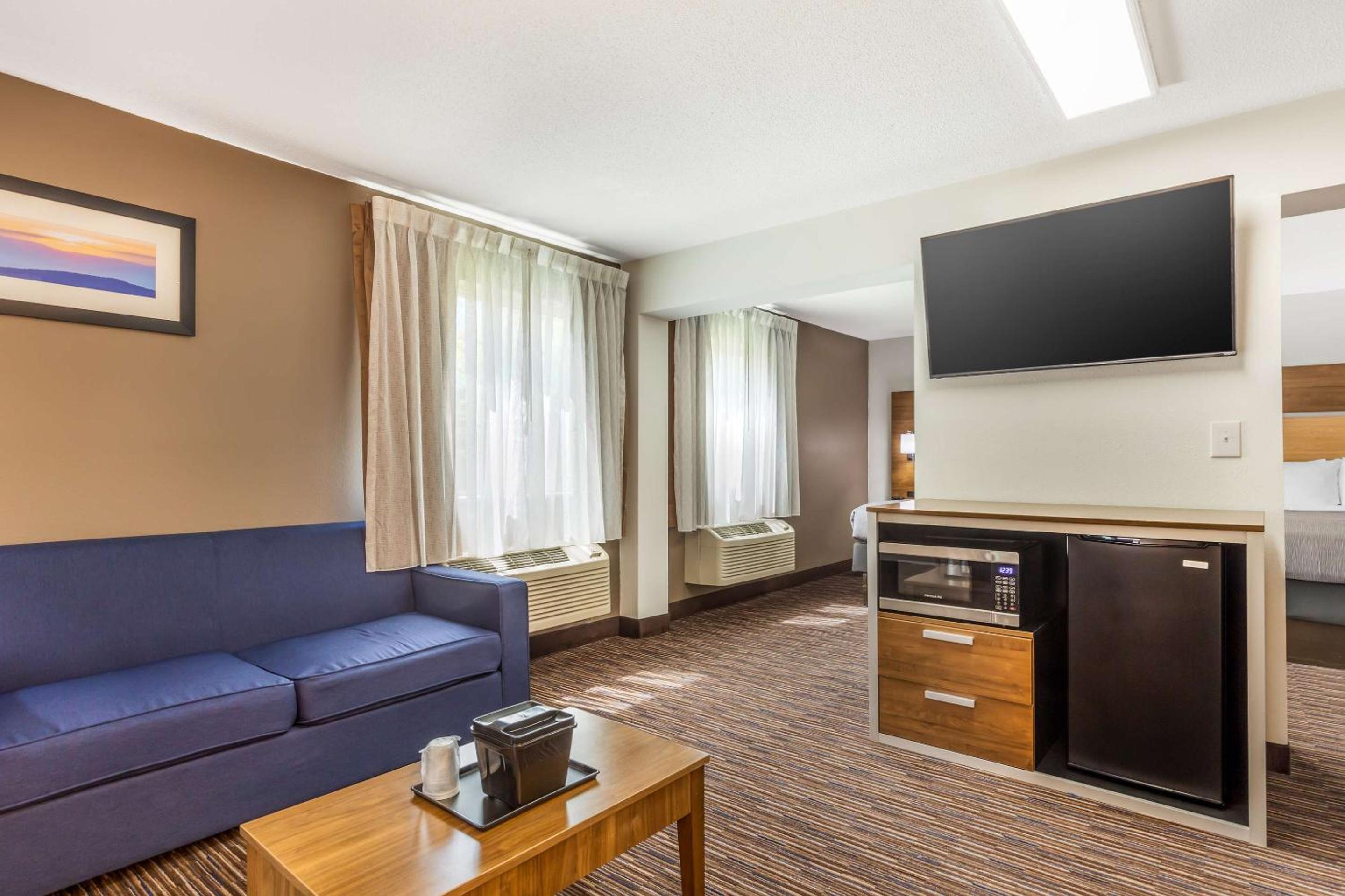Superior Queen Suite - Accessible/Non-Smoking photo 3