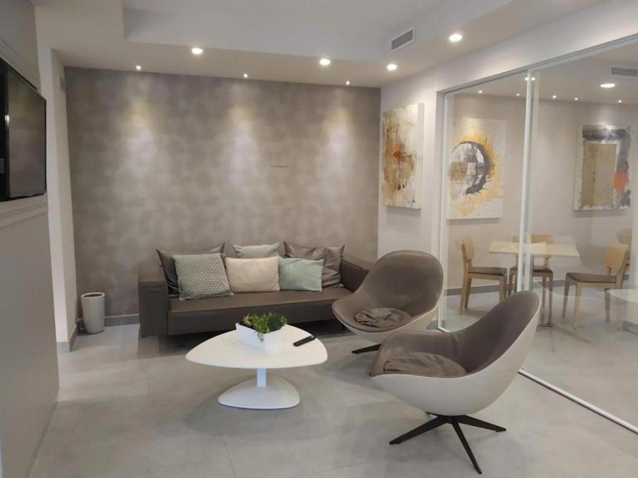 Quadruple Room with Balcony - Photo 4