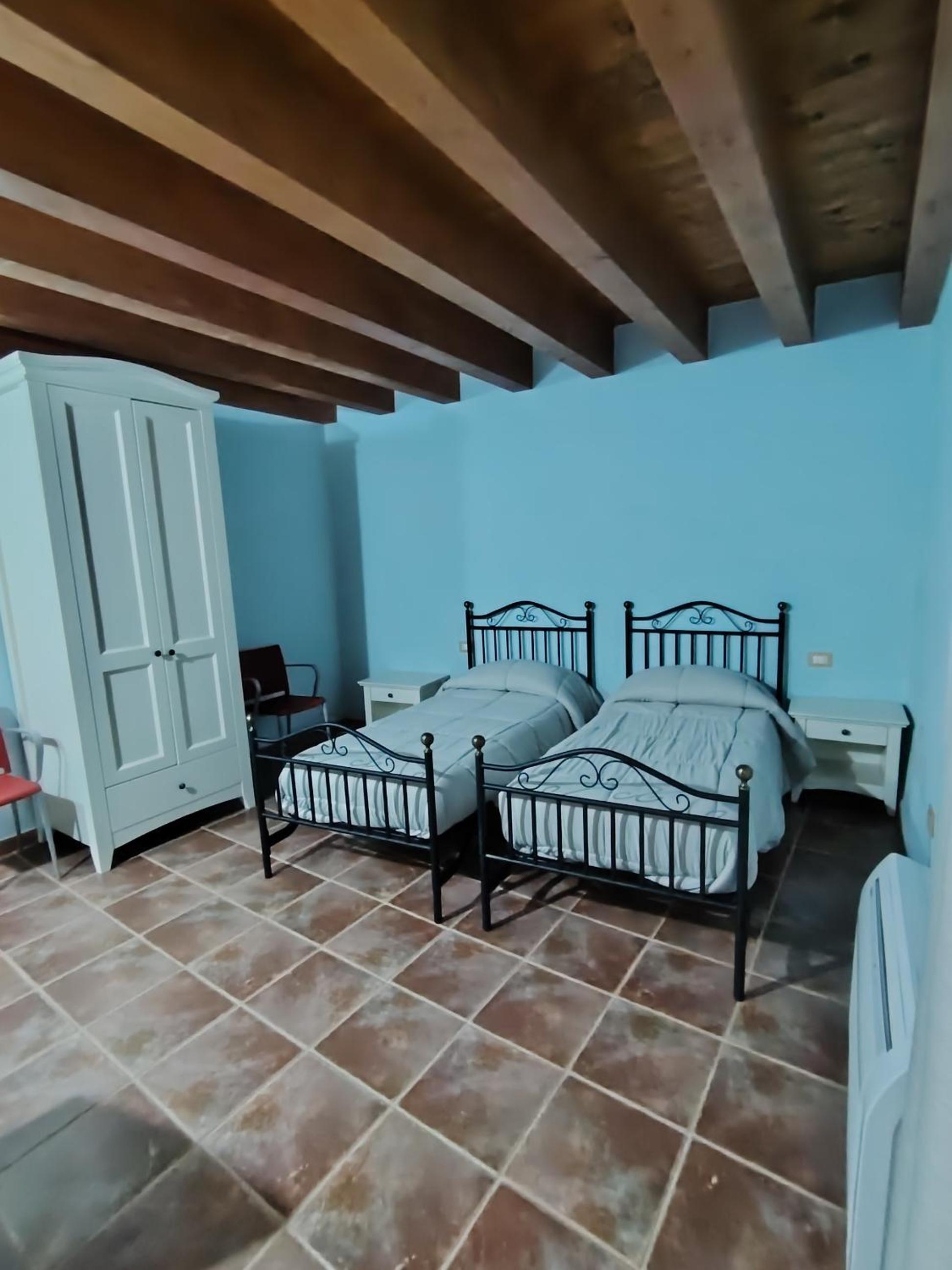 Twin Room with Private Bathroom photo 2