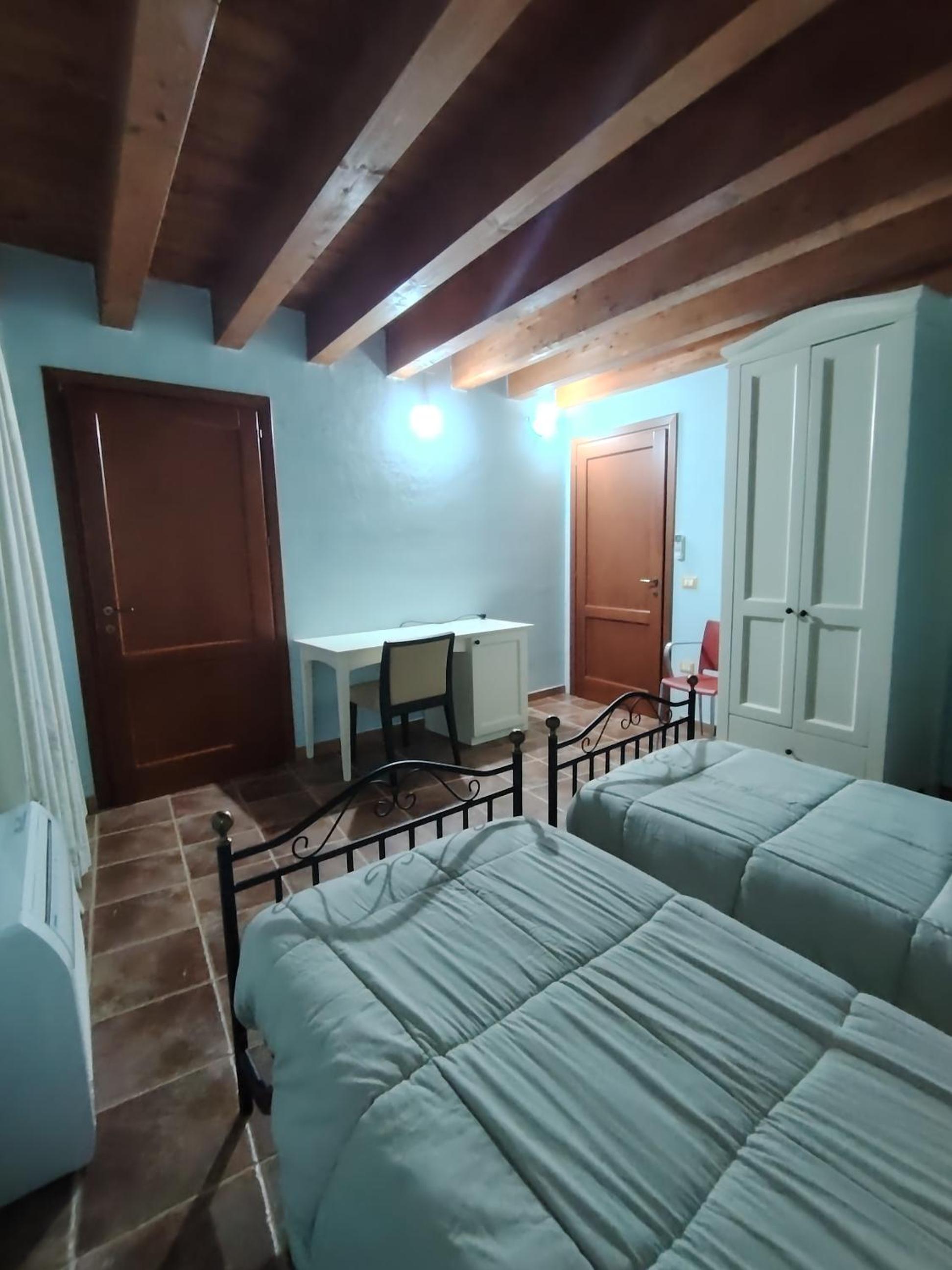 Twin Room with Private Bathroom photo 1
