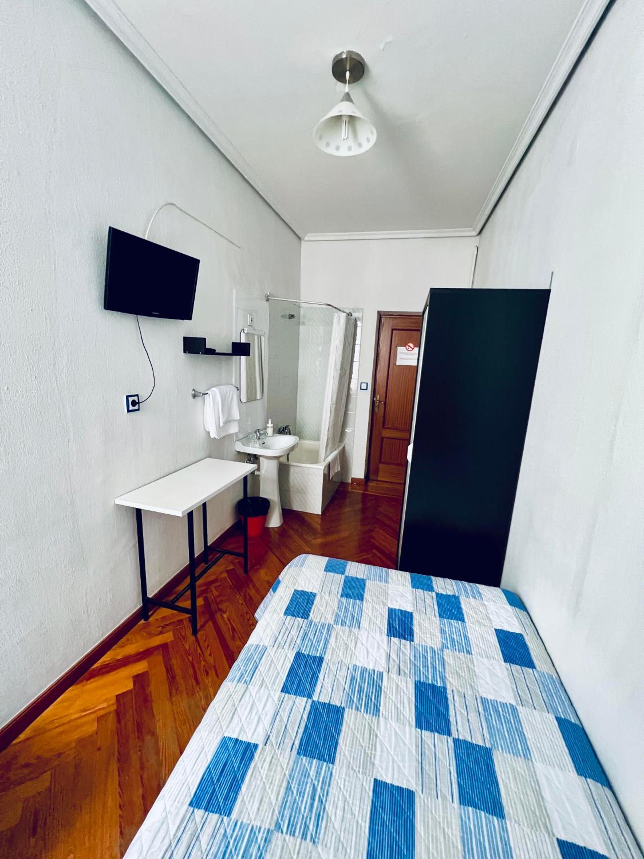 Single Room with Shared Bathroom photo 2