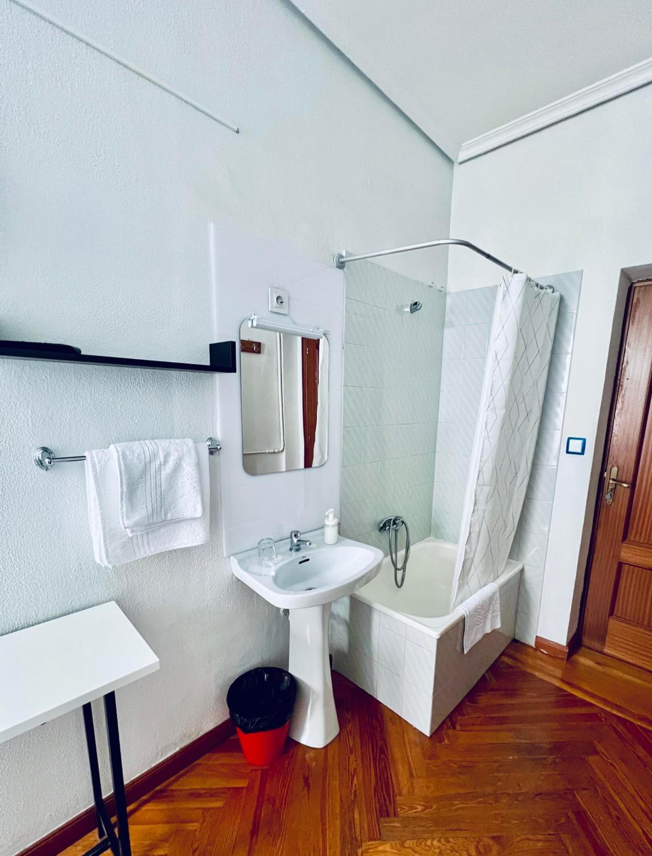 Single Room with Shared Bathroom photo 3