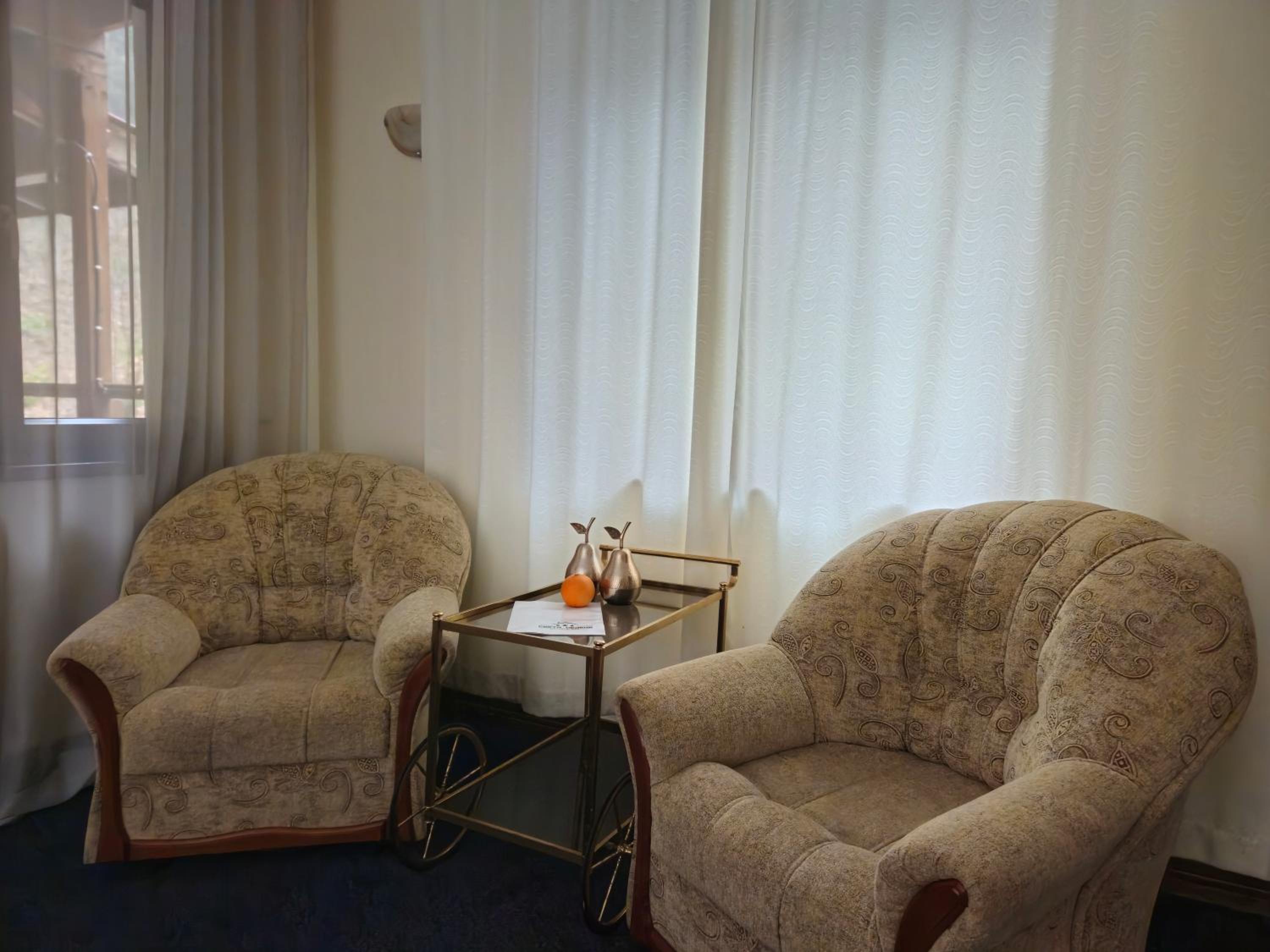 One-Bedroom Apartment with Balcony and Mountain View   - Photo 3
