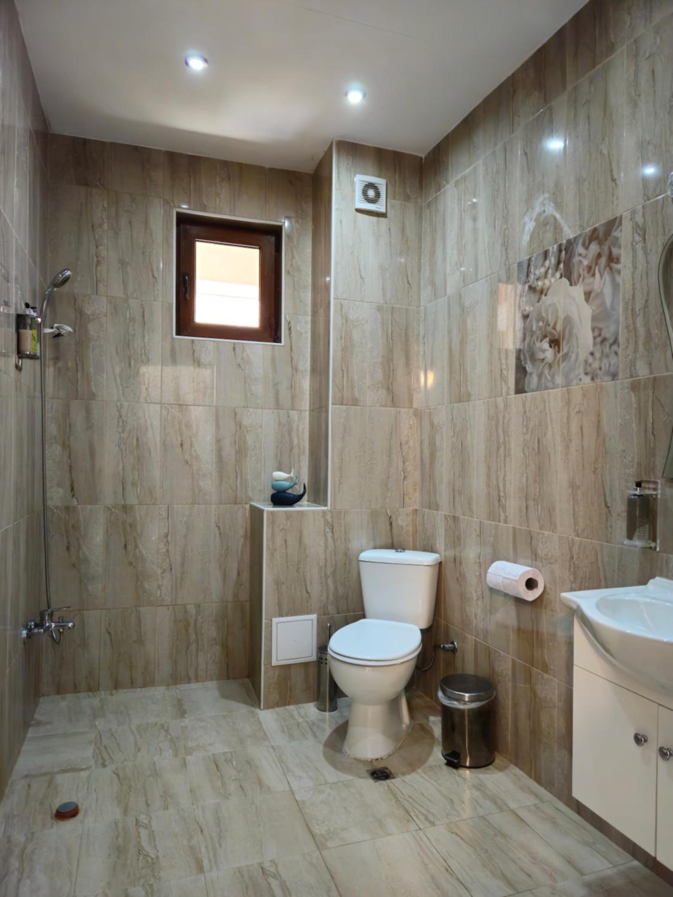 One-Bedroom Apartment with Balcony and Mountain View   - Photo 4