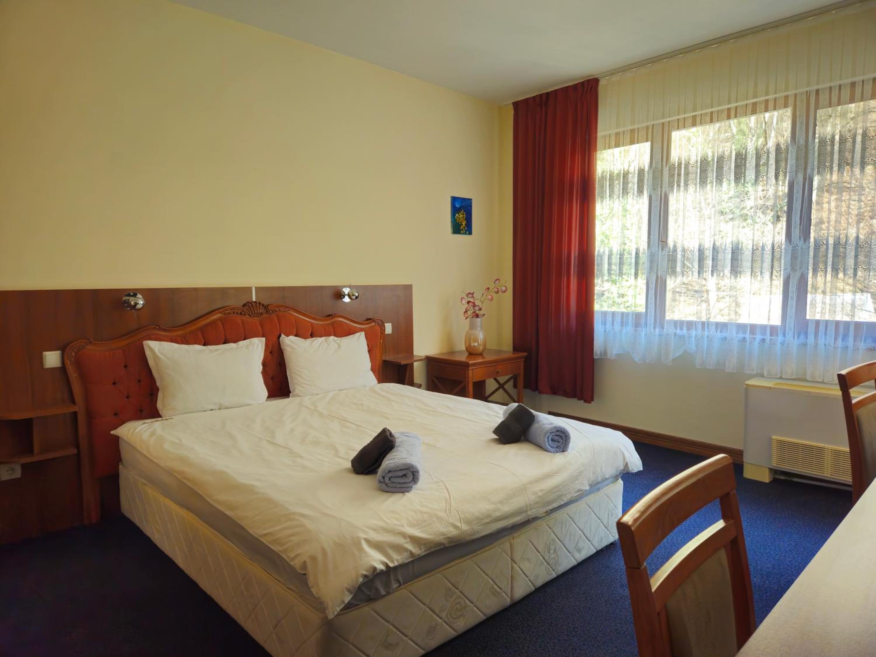 One-Bedroom Apartment with Balcony and Mountain View   - Photo 5