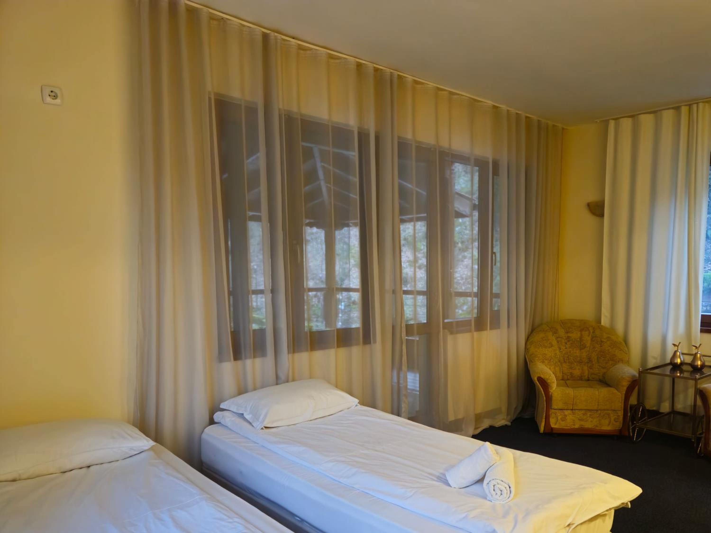 One-Bedroom Apartment with Balcony and Mountain View   - Photo 8