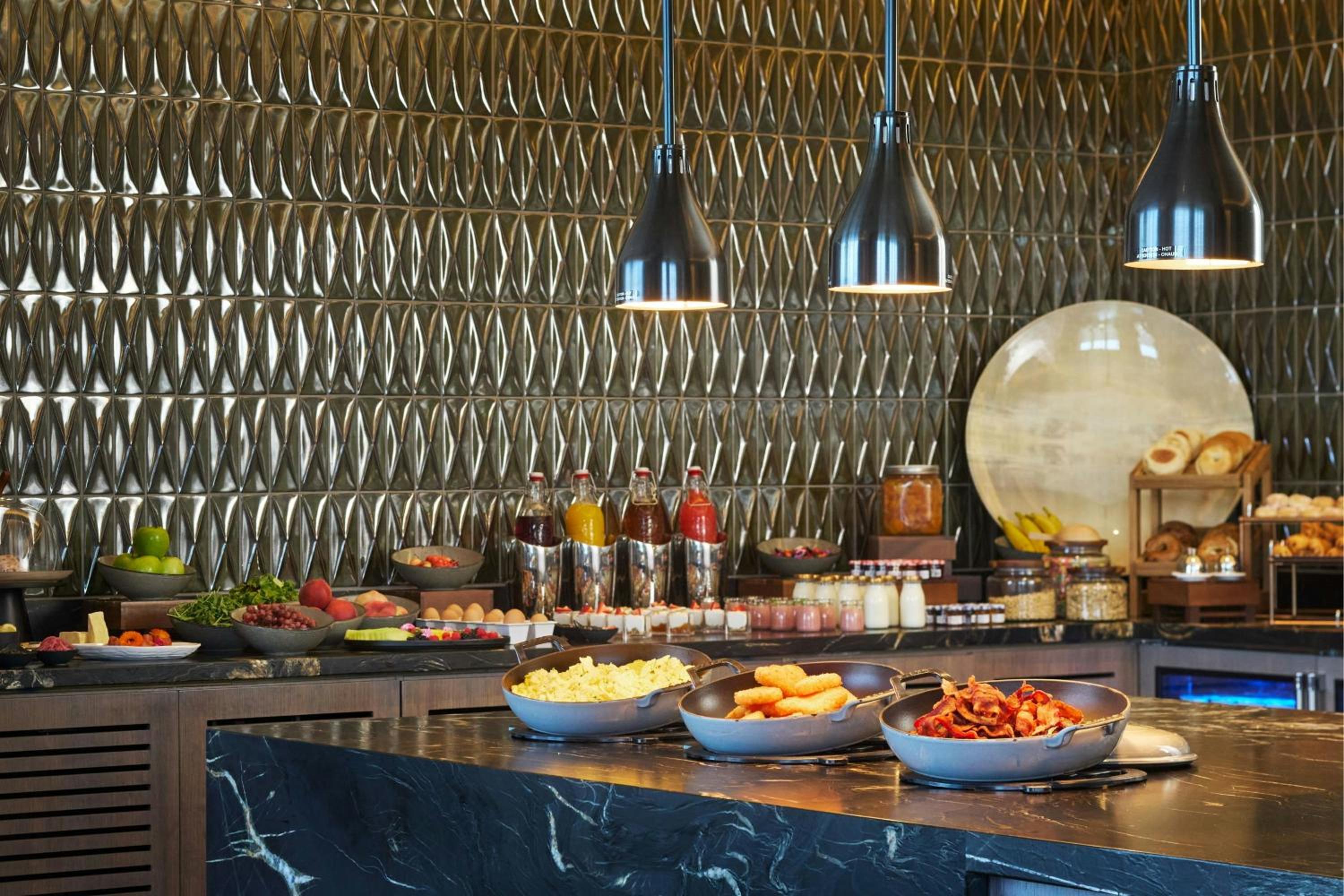 Grand Deluxe Large Room - Club Lounge Access - Photo 9