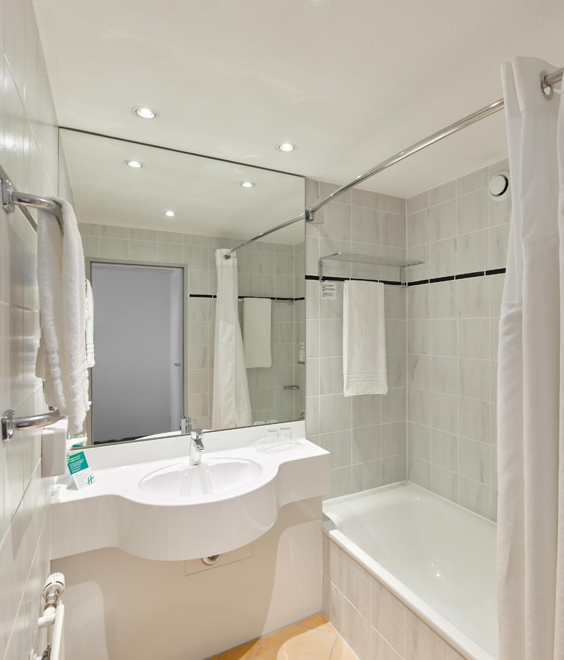 Standard Twin Room - Photo 1
