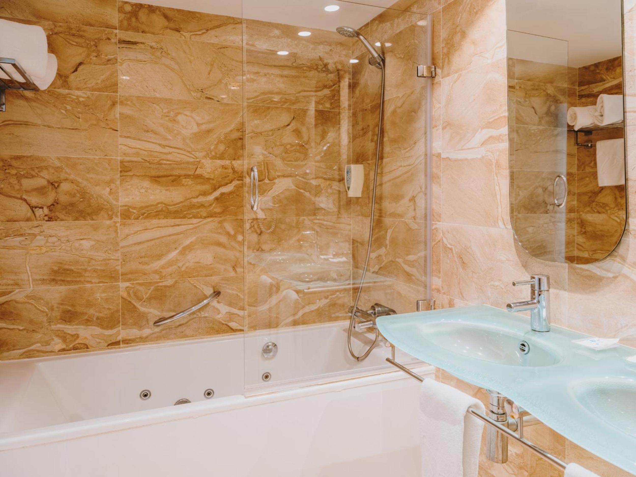 Suite with Spa Bath