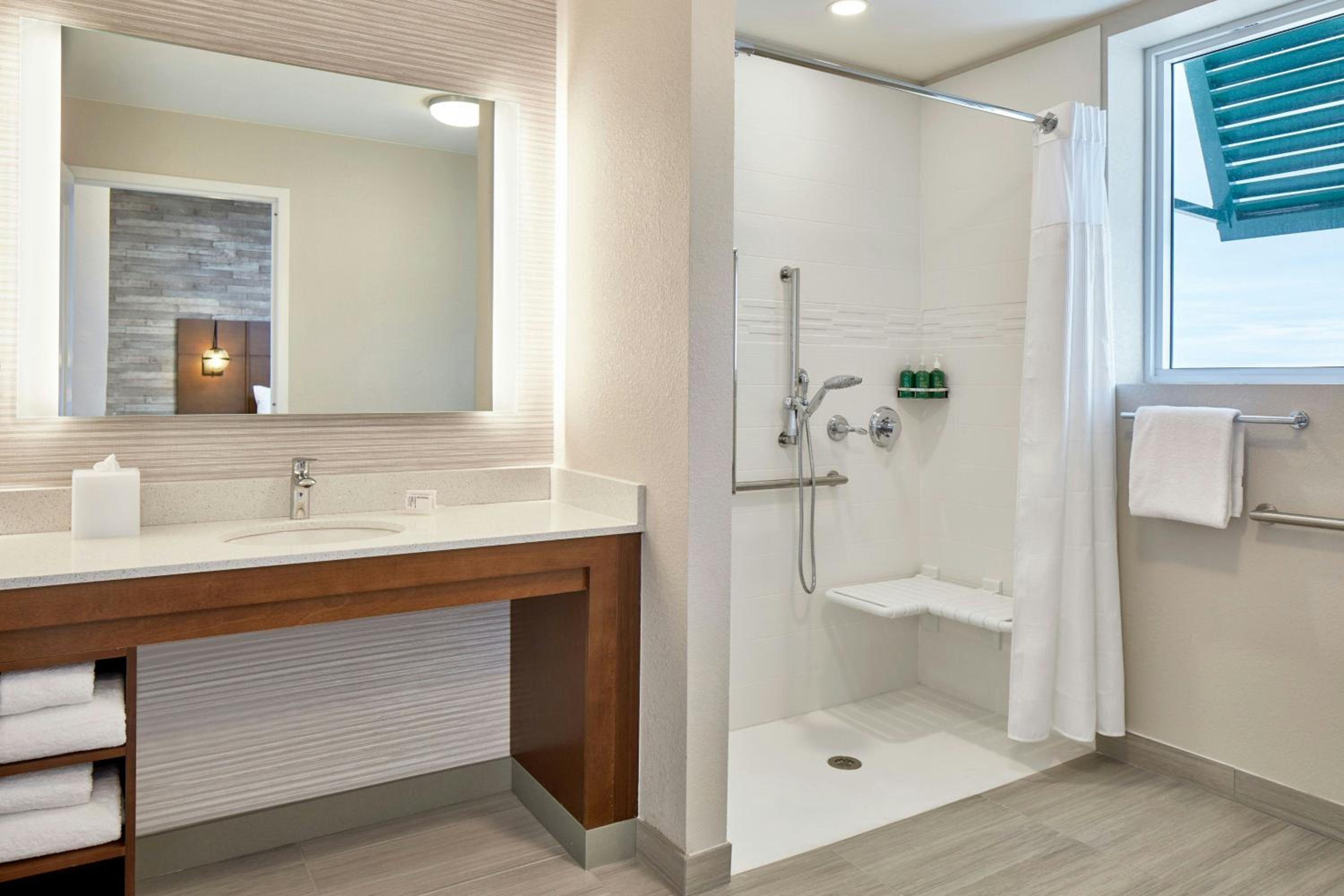 One-Bedroom King Suite with Sofa Bed - Hearing Accessible - Photo 5