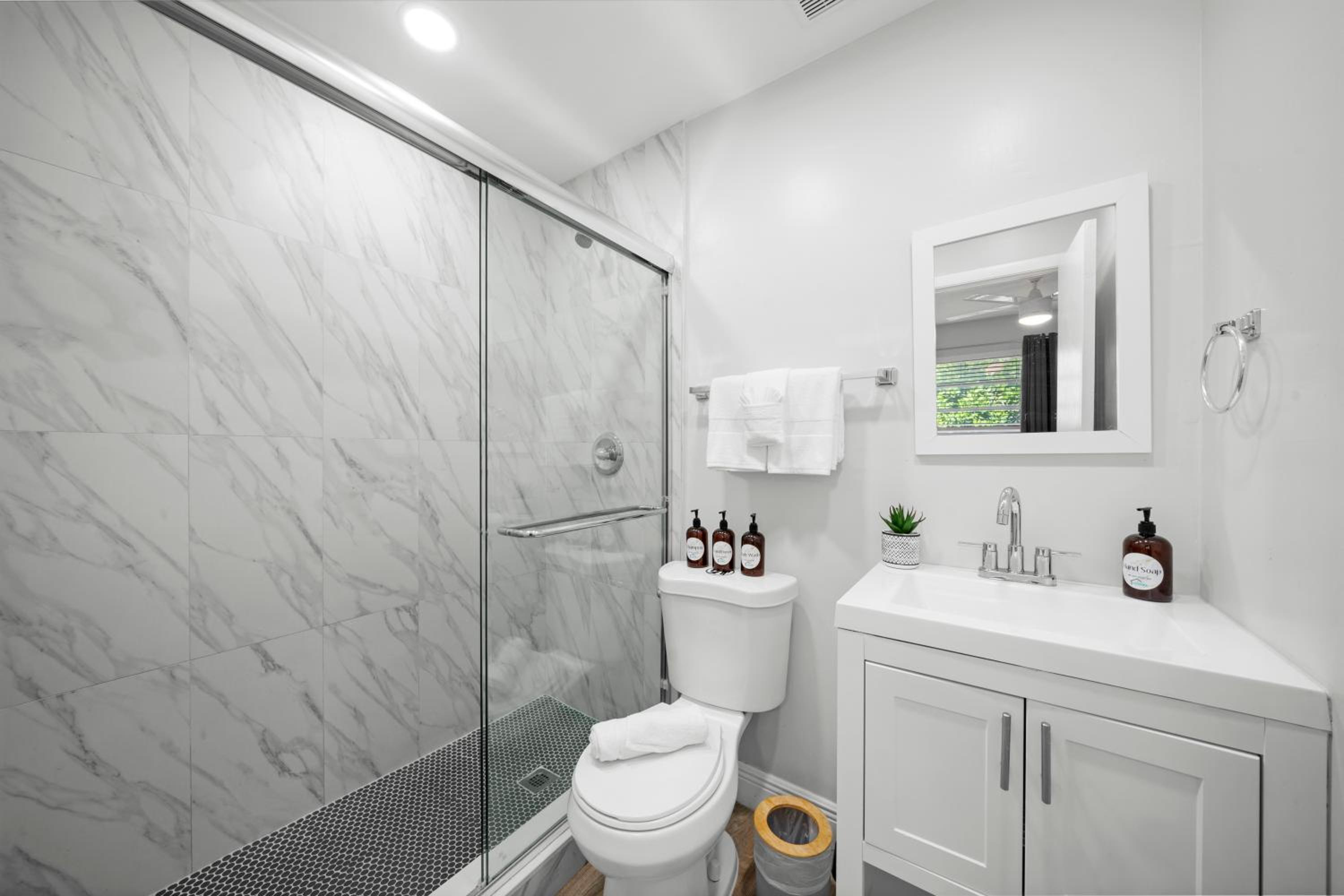 Superior One-Bedroom Apartment - Photo 6