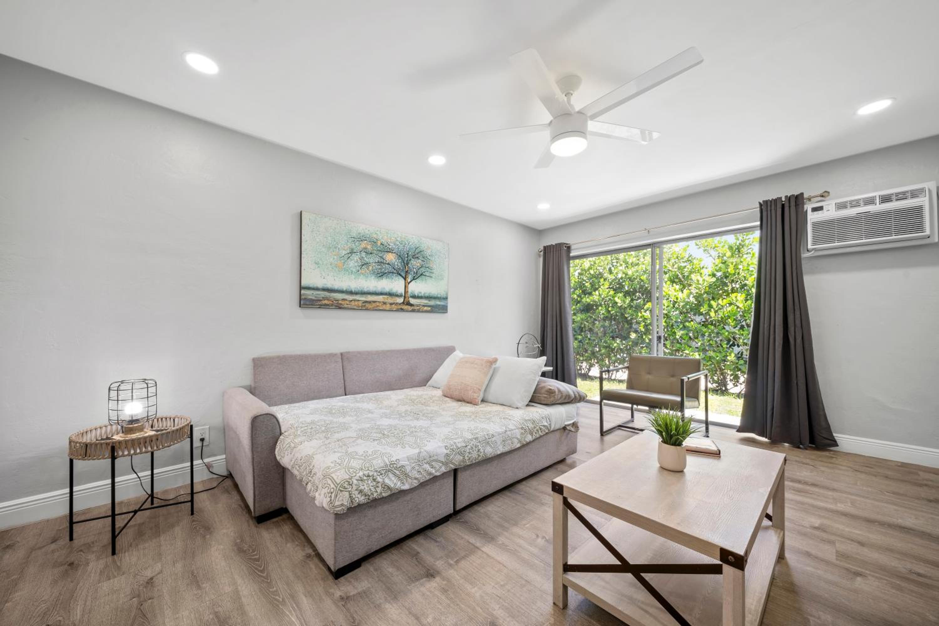 Superior One-Bedroom Apartment - Photo 5
