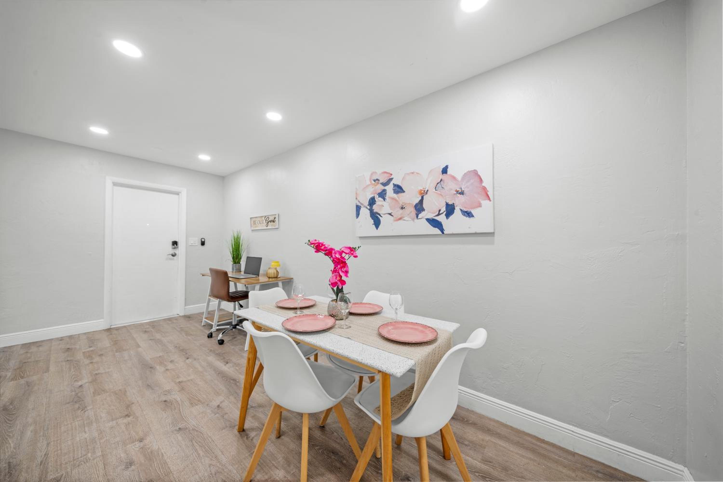 Superior One-Bedroom Apartment - Photo 4