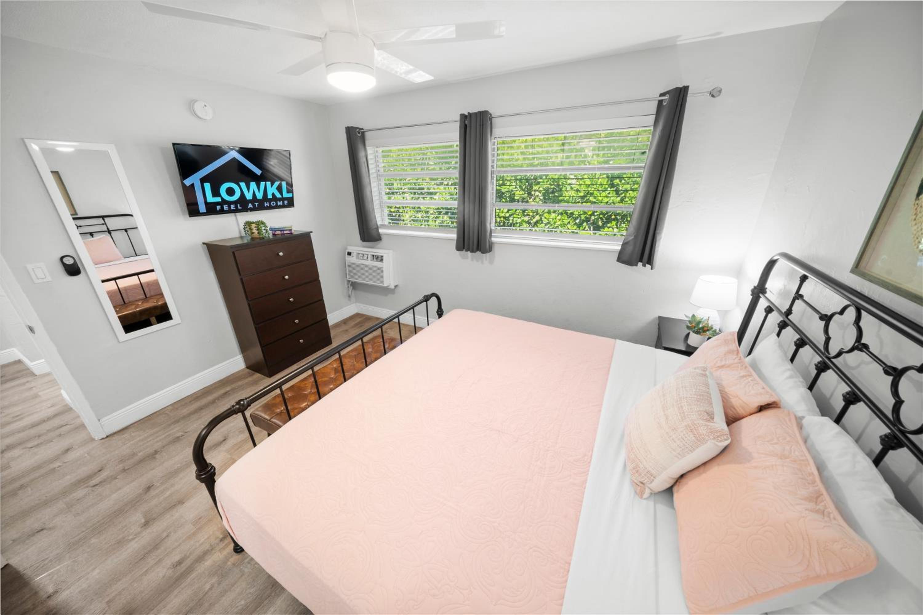 Superior One-Bedroom Apartment - Photo 3