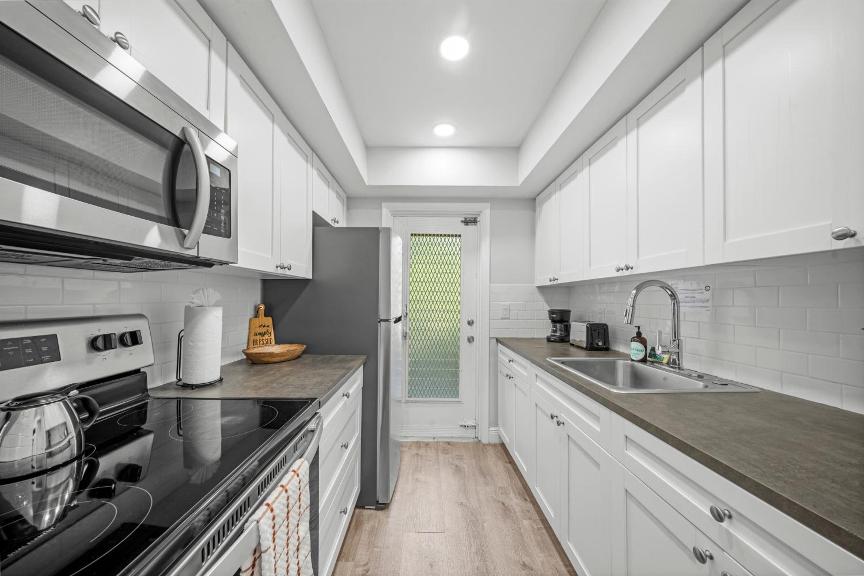 Superior One-Bedroom Apartment - Photo 2