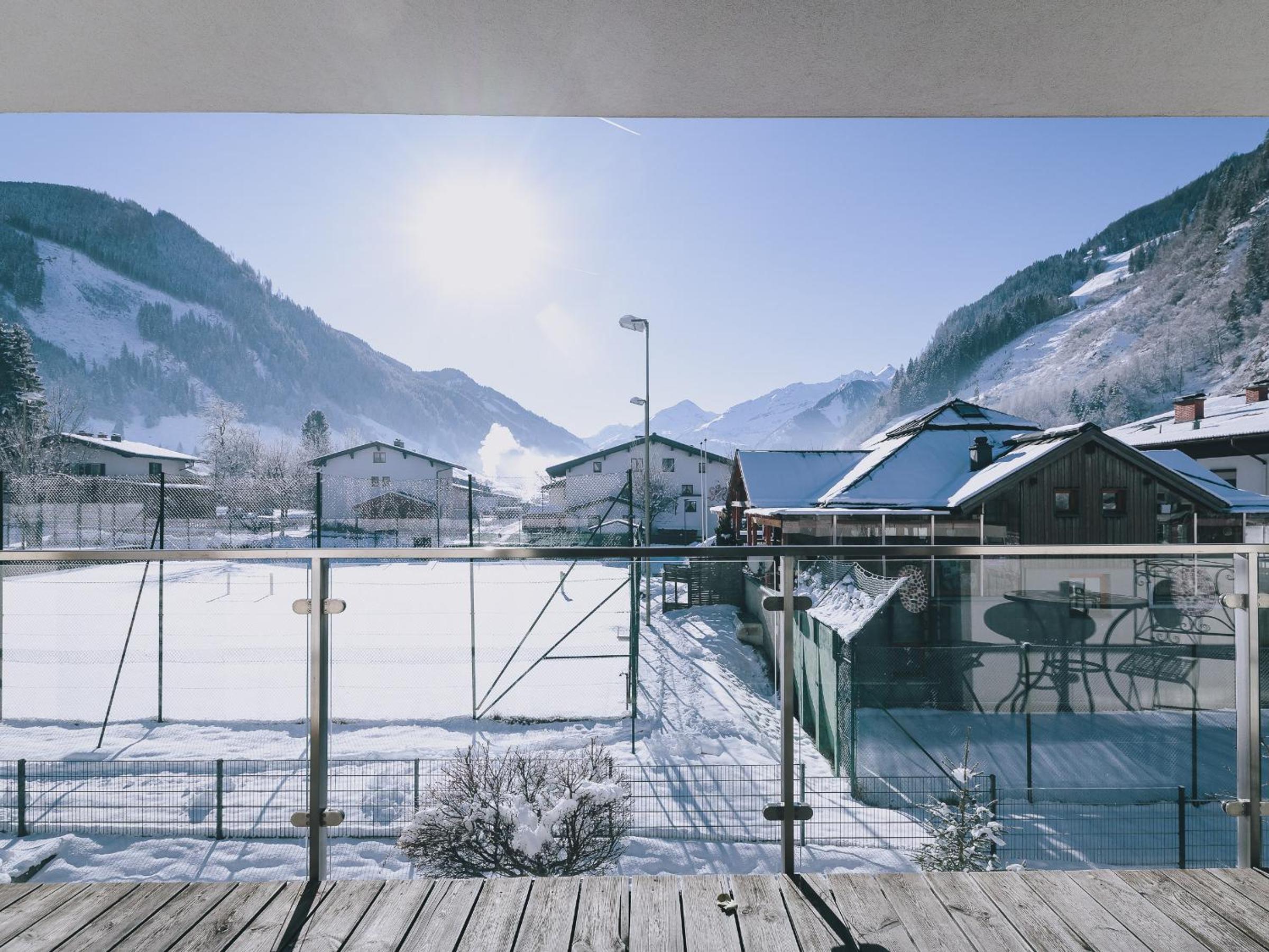 One-Bedroom Apartment with Balcony and Mountain View   photo 1