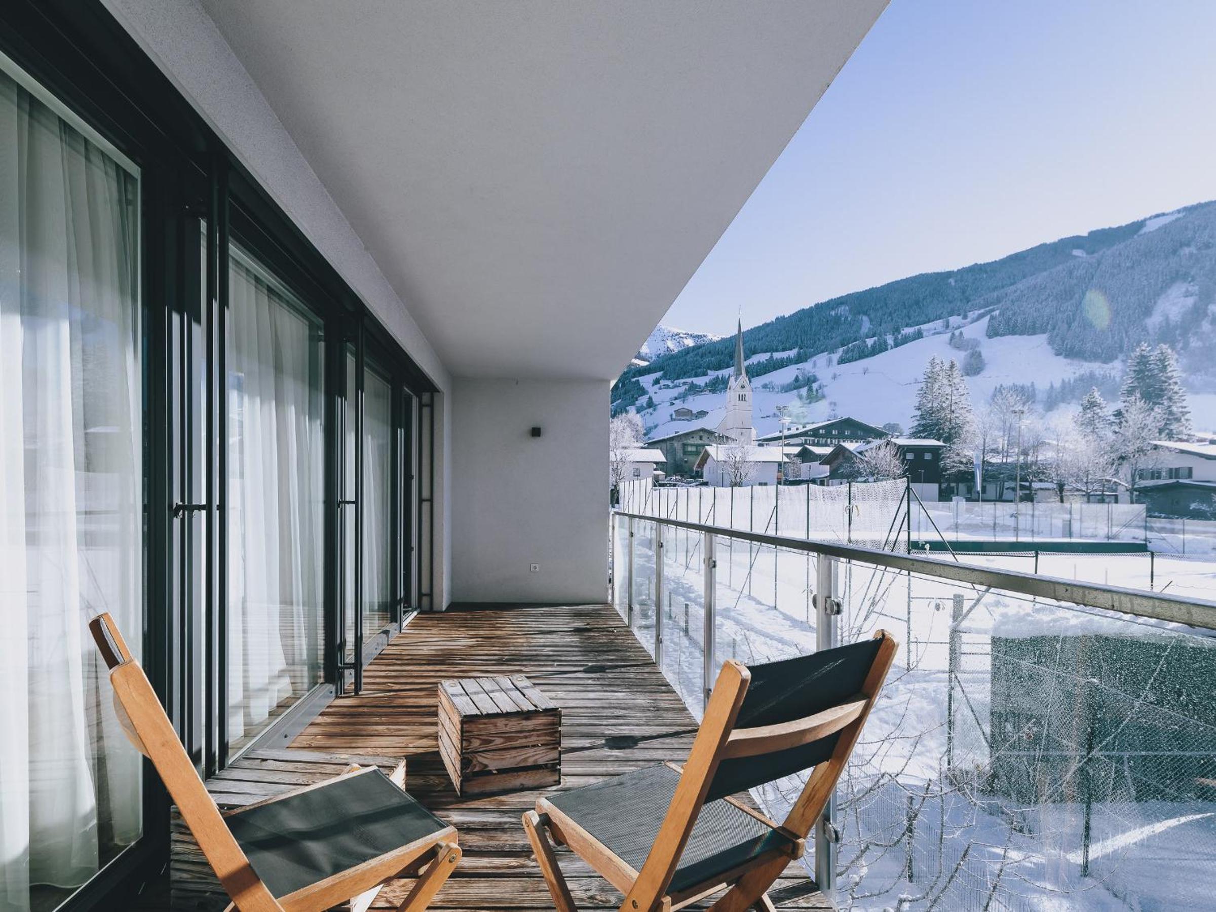One-Bedroom Apartment with Balcony and Mountain View   photo 3