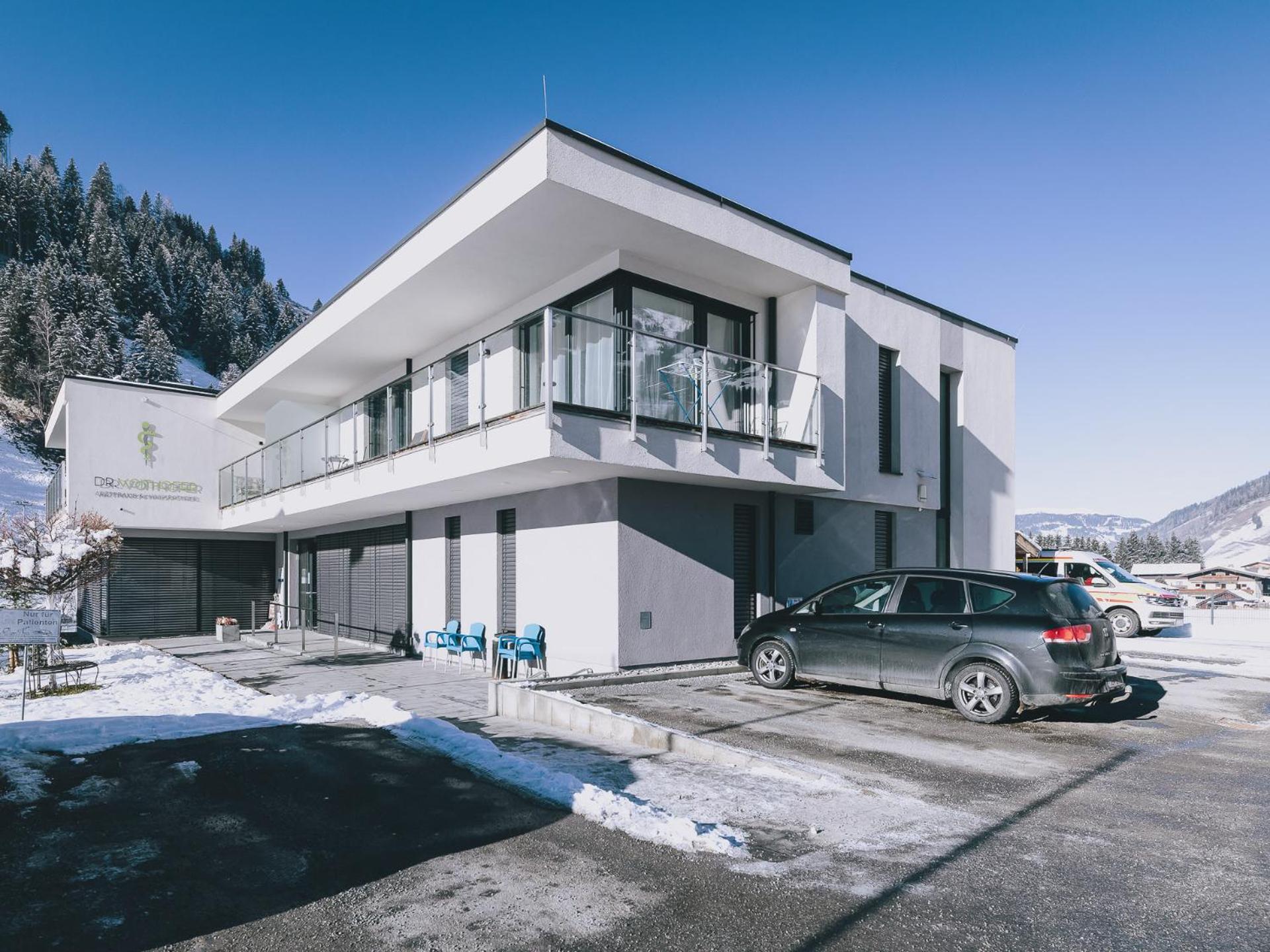 One-Bedroom Apartment with Balcony and Mountain View   photo 2