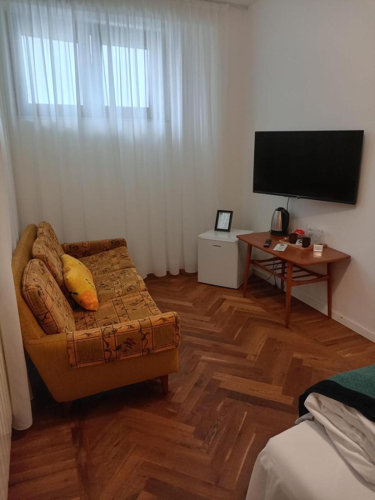 Standard King Room Semi-basement