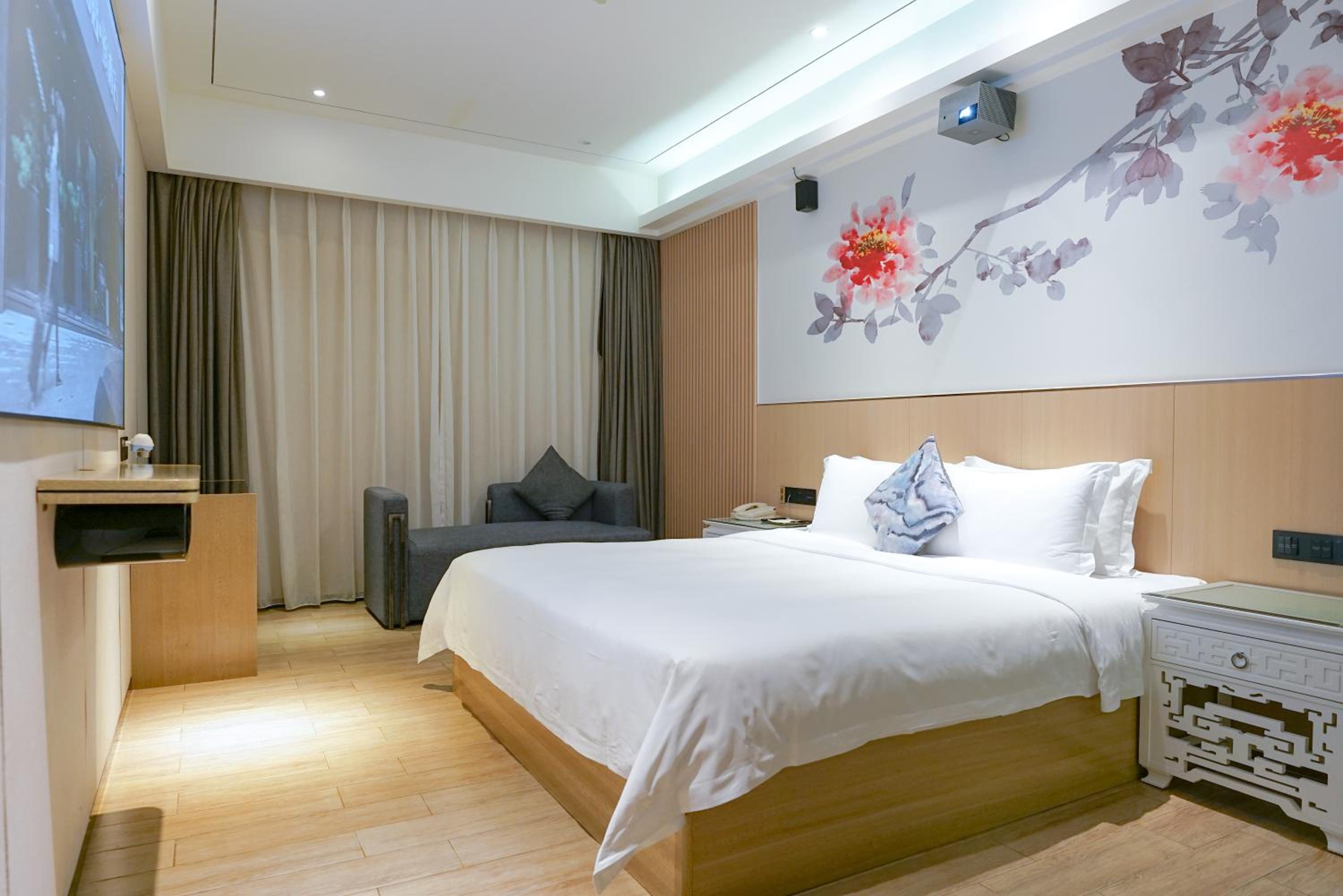 Theater Room with Kingbed (No window)