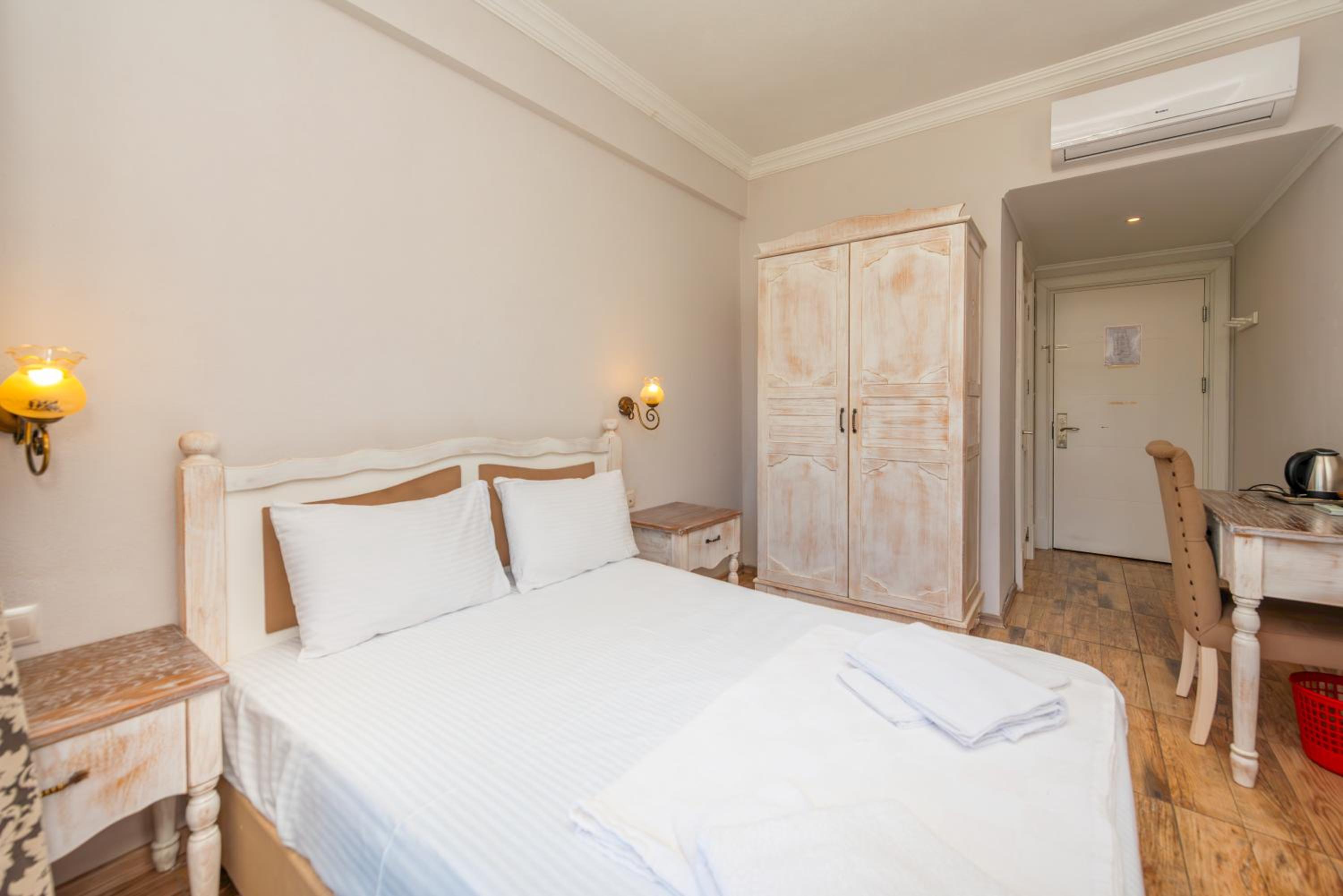 Deluxe Double Room with Sea View - Photo 1
