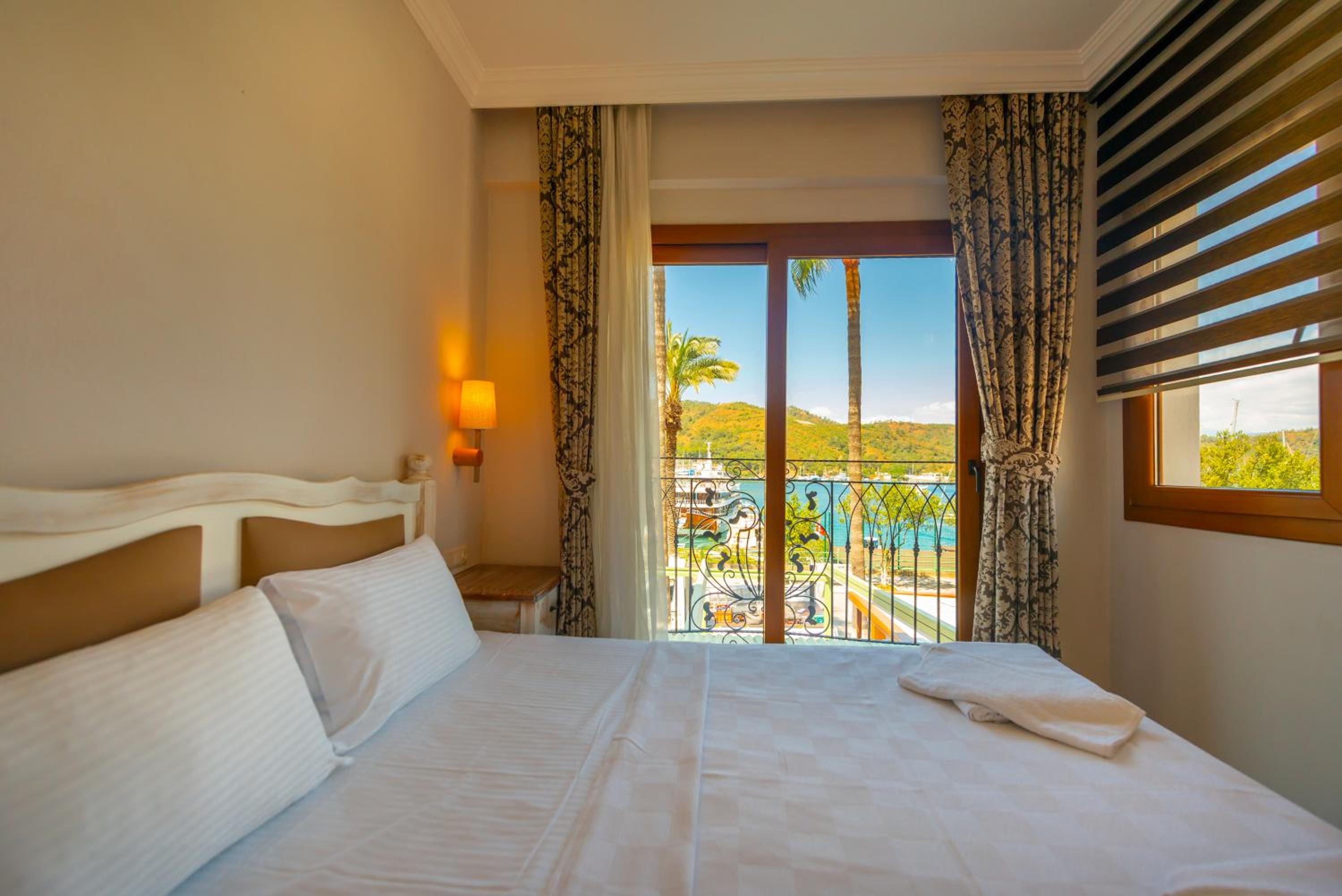 Deluxe Double Room with Sea View - Photo 2