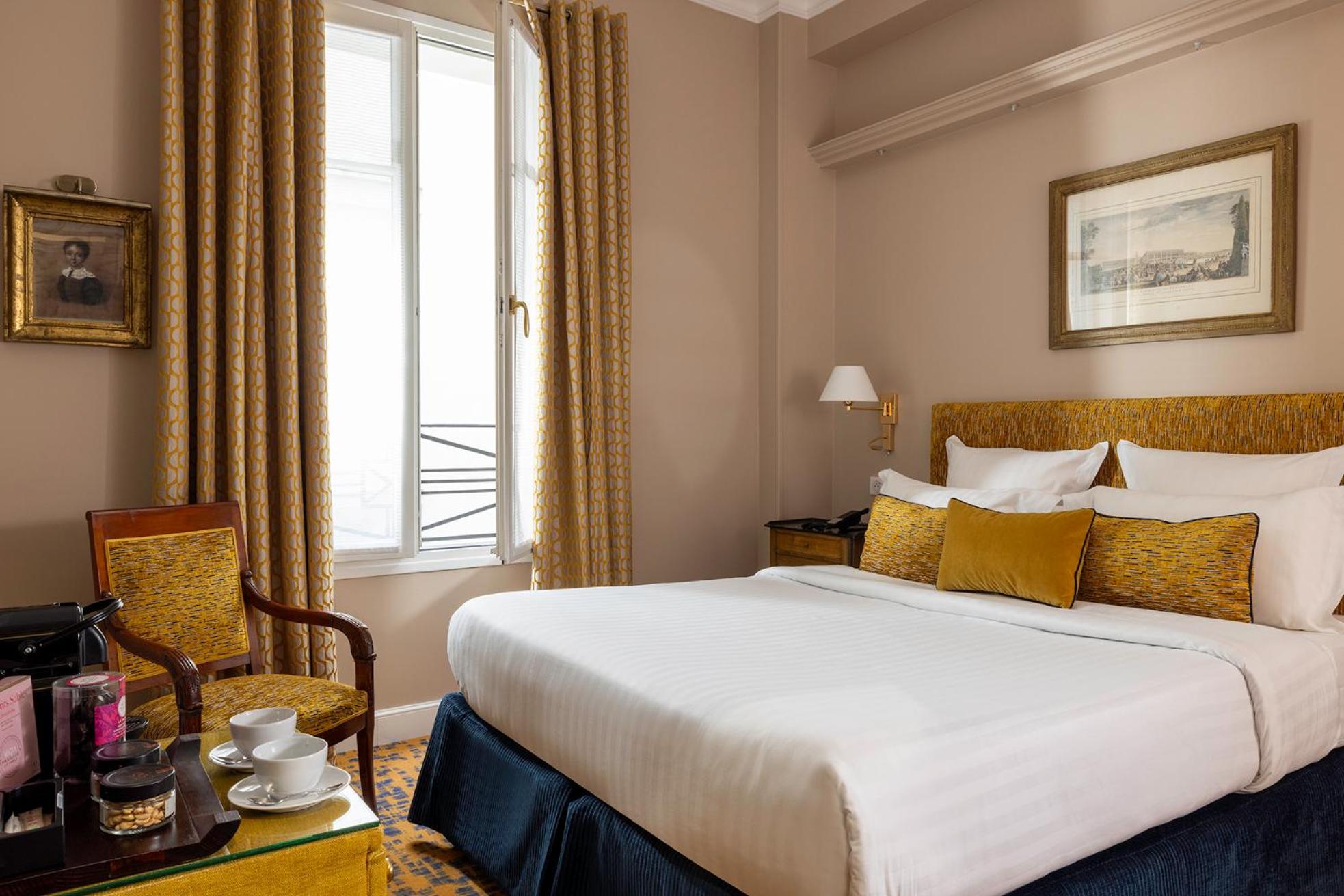 Le Relais Madeleine bedroom photo