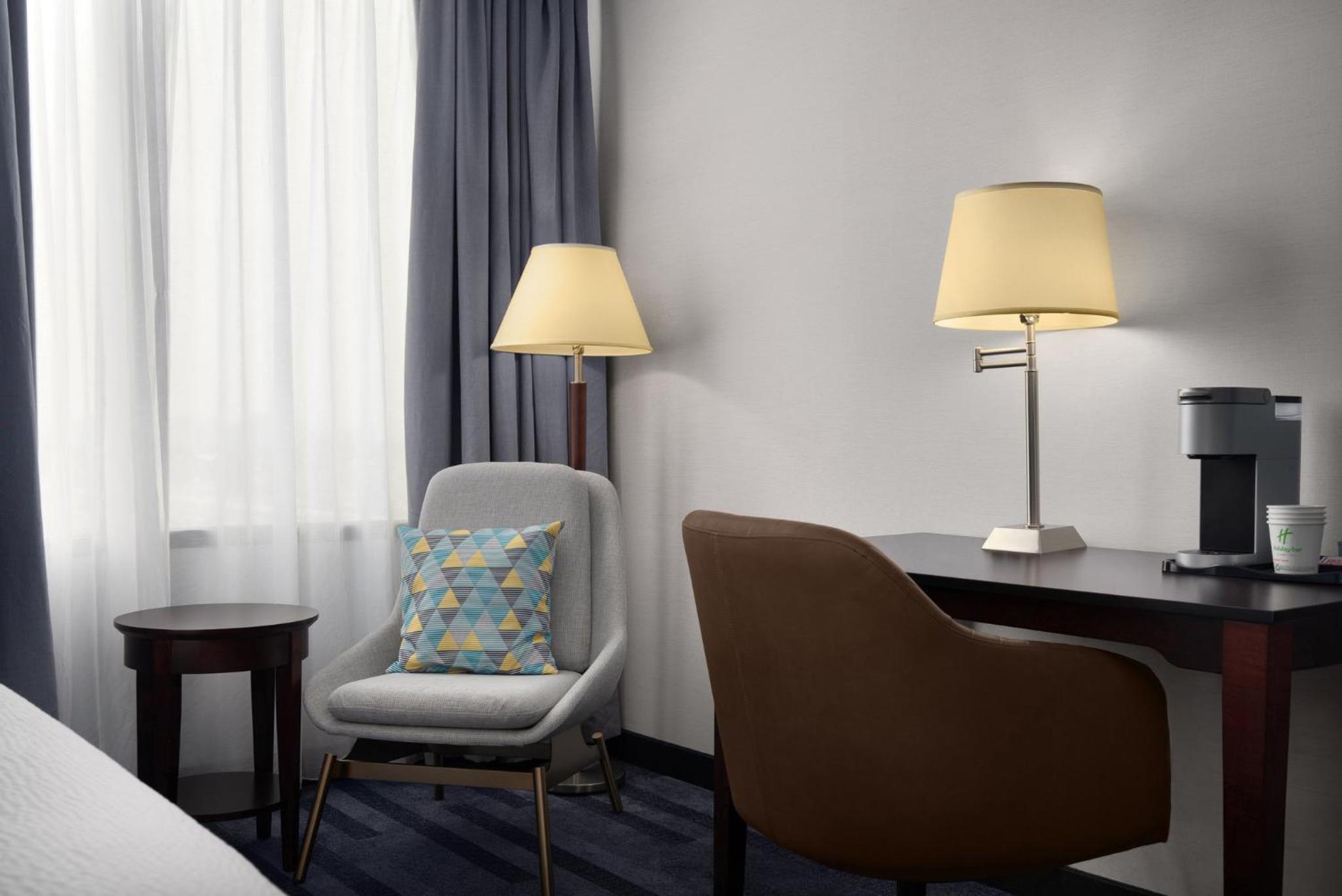 Standard Queen Room with Mobility Accessible Roll-In Shower