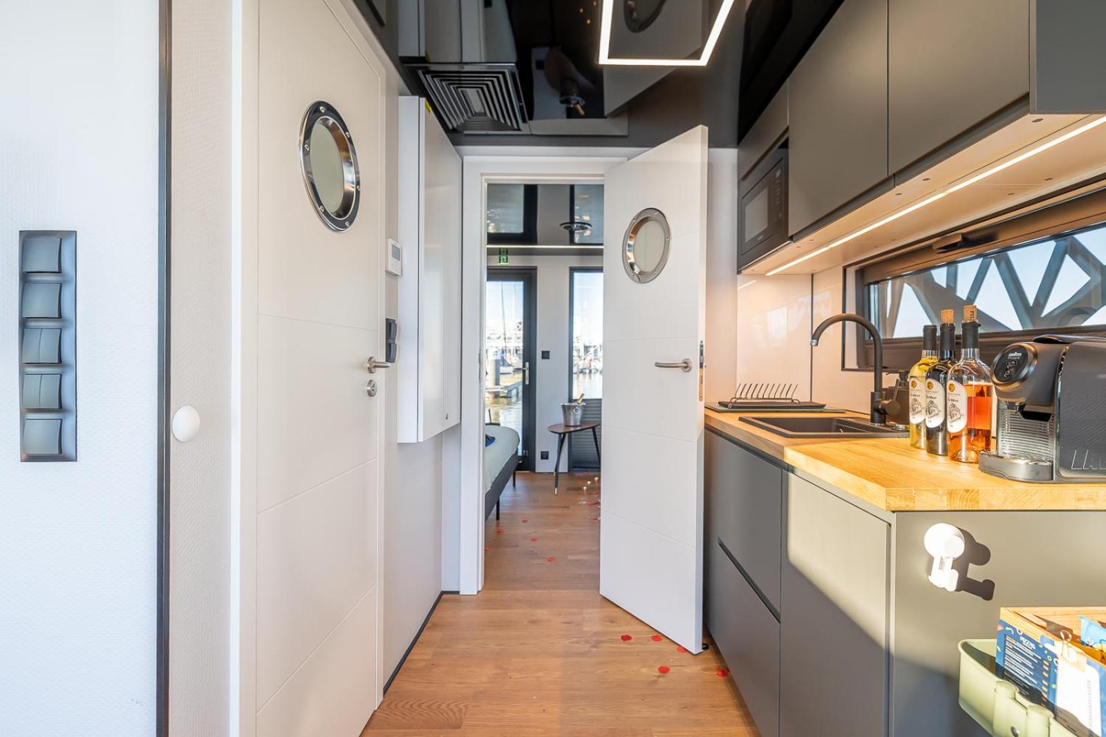 One Cabin Boat - Photo 1