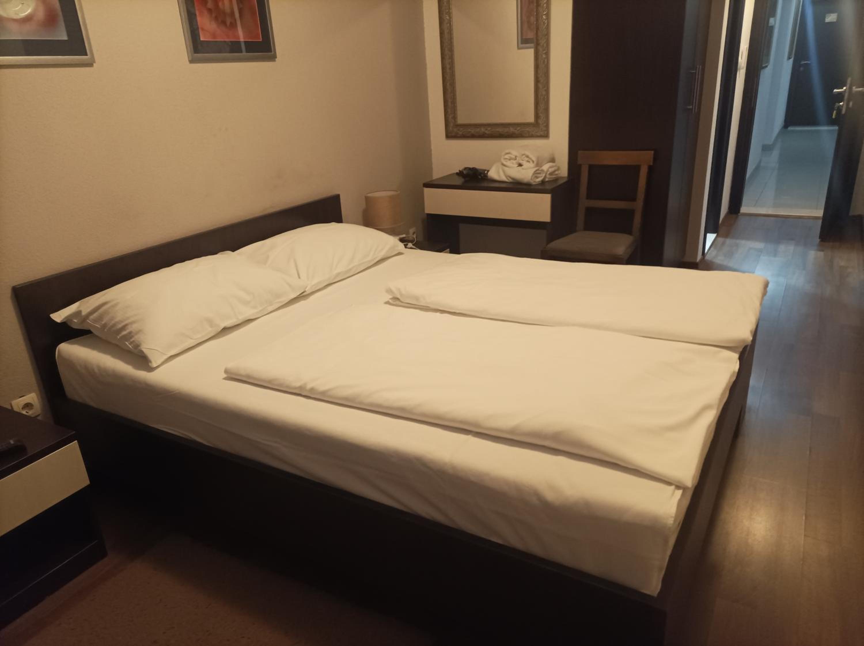 Double Room - Photo 5
