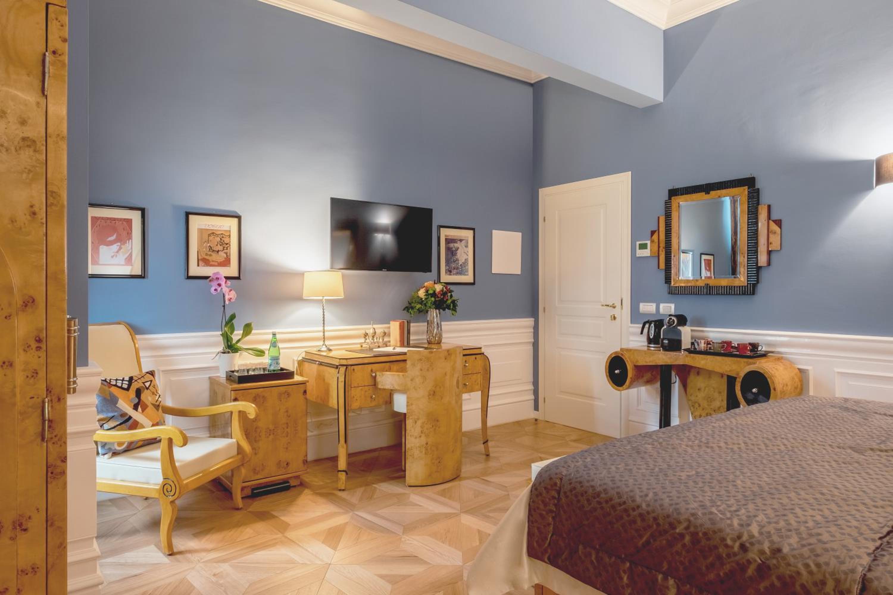 Deluxe King Room photo 1
