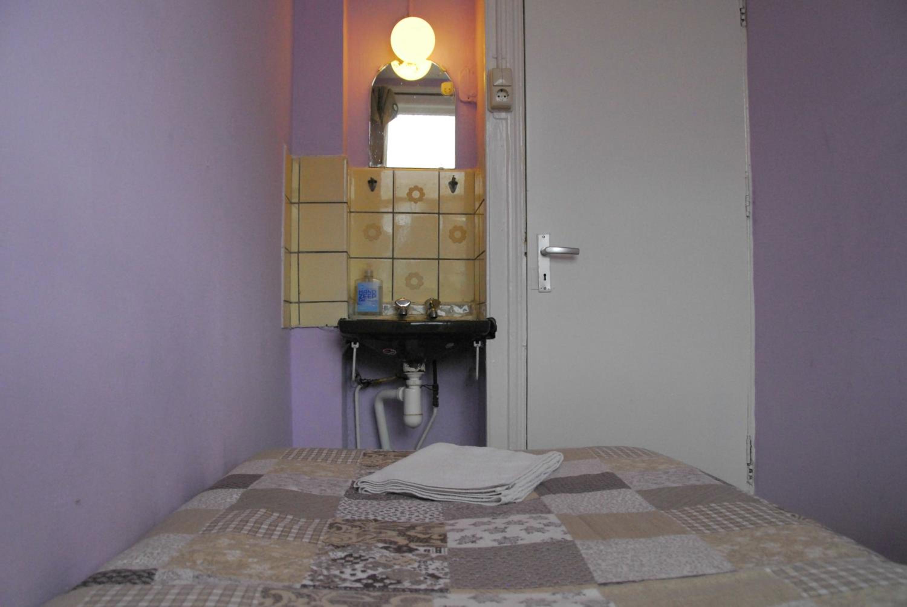 Single Room with Shared Bathroom photo 2