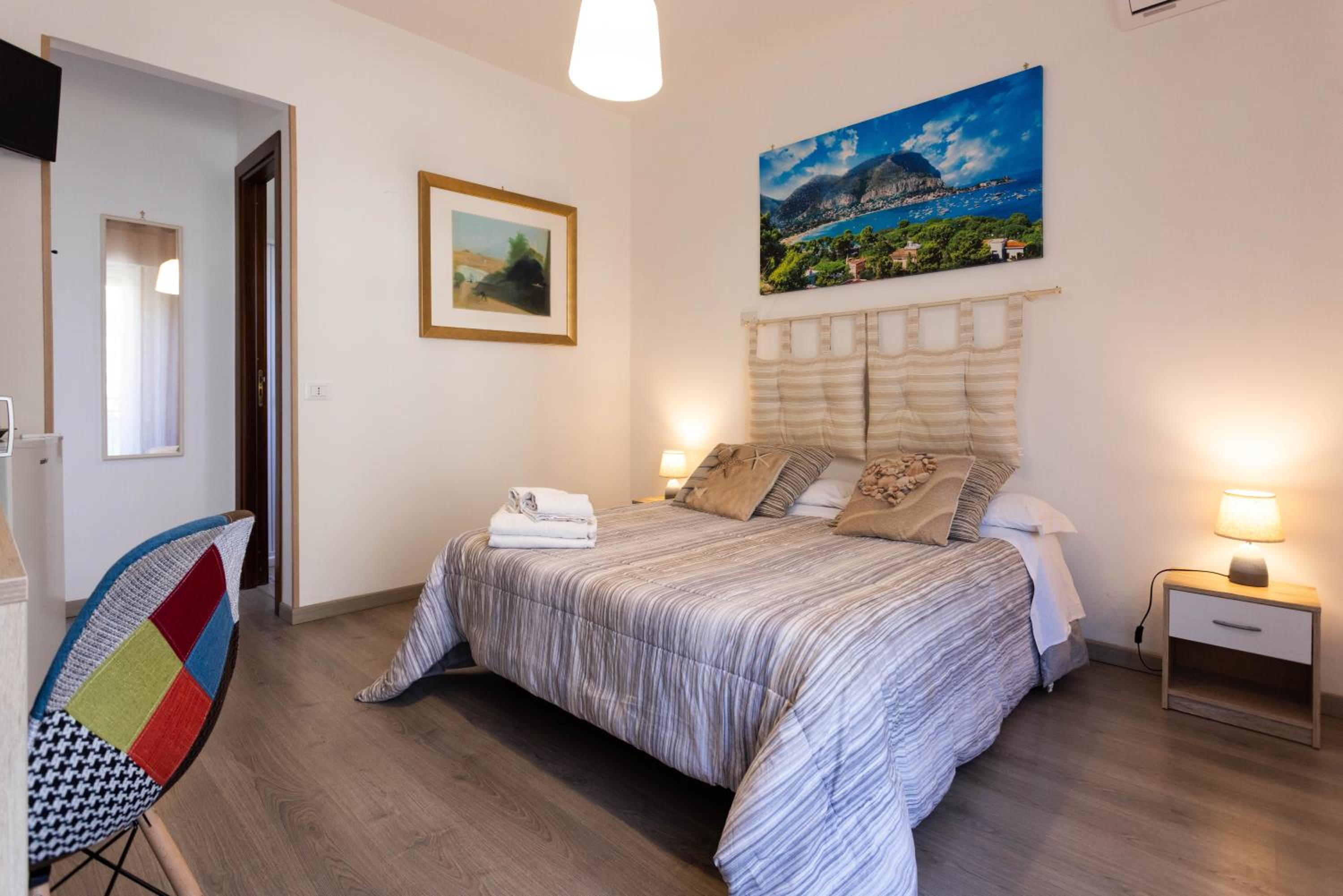 Double Room with Balcony - Photo 6