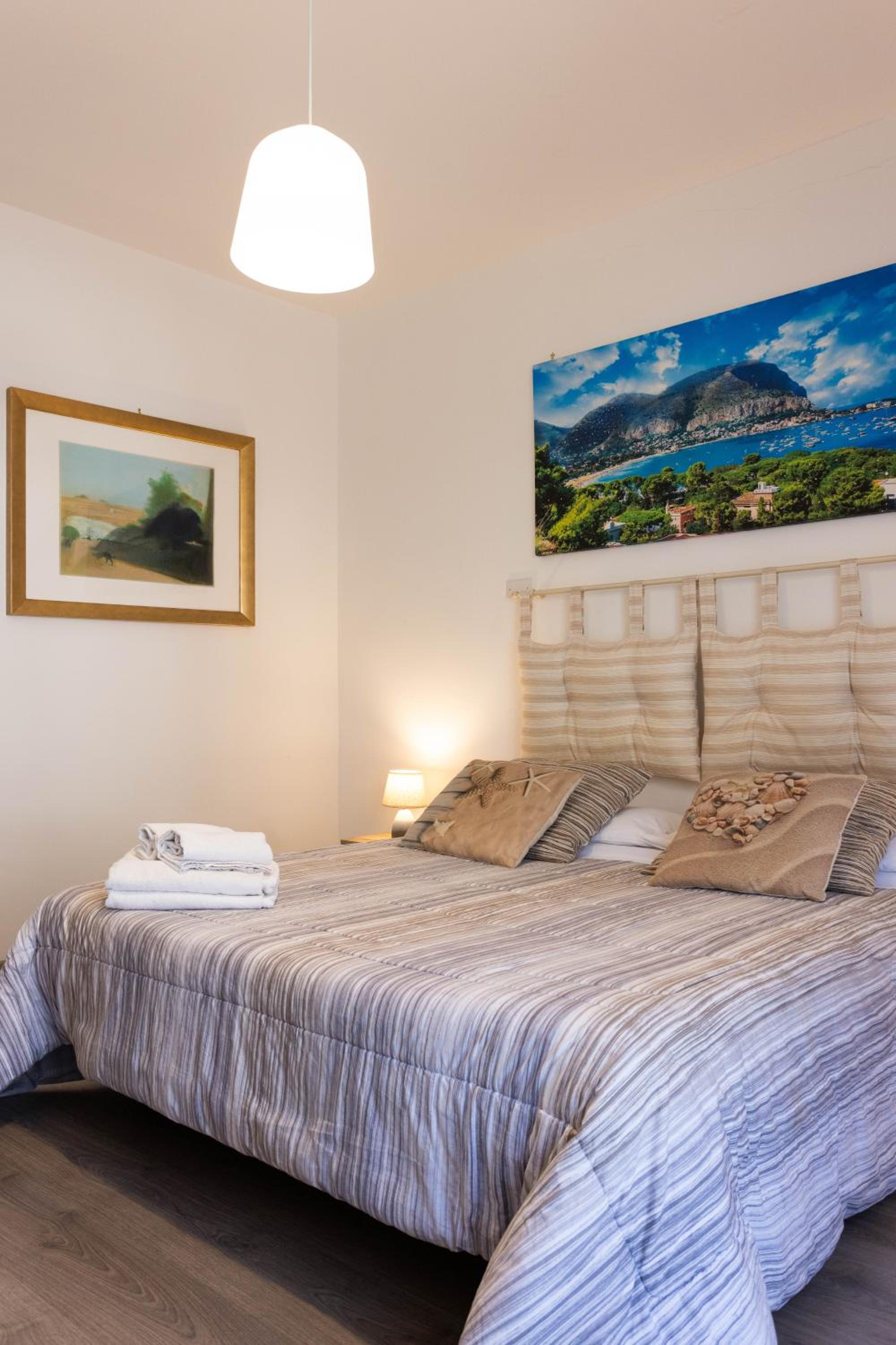 Double Room with Balcony - Photo 9