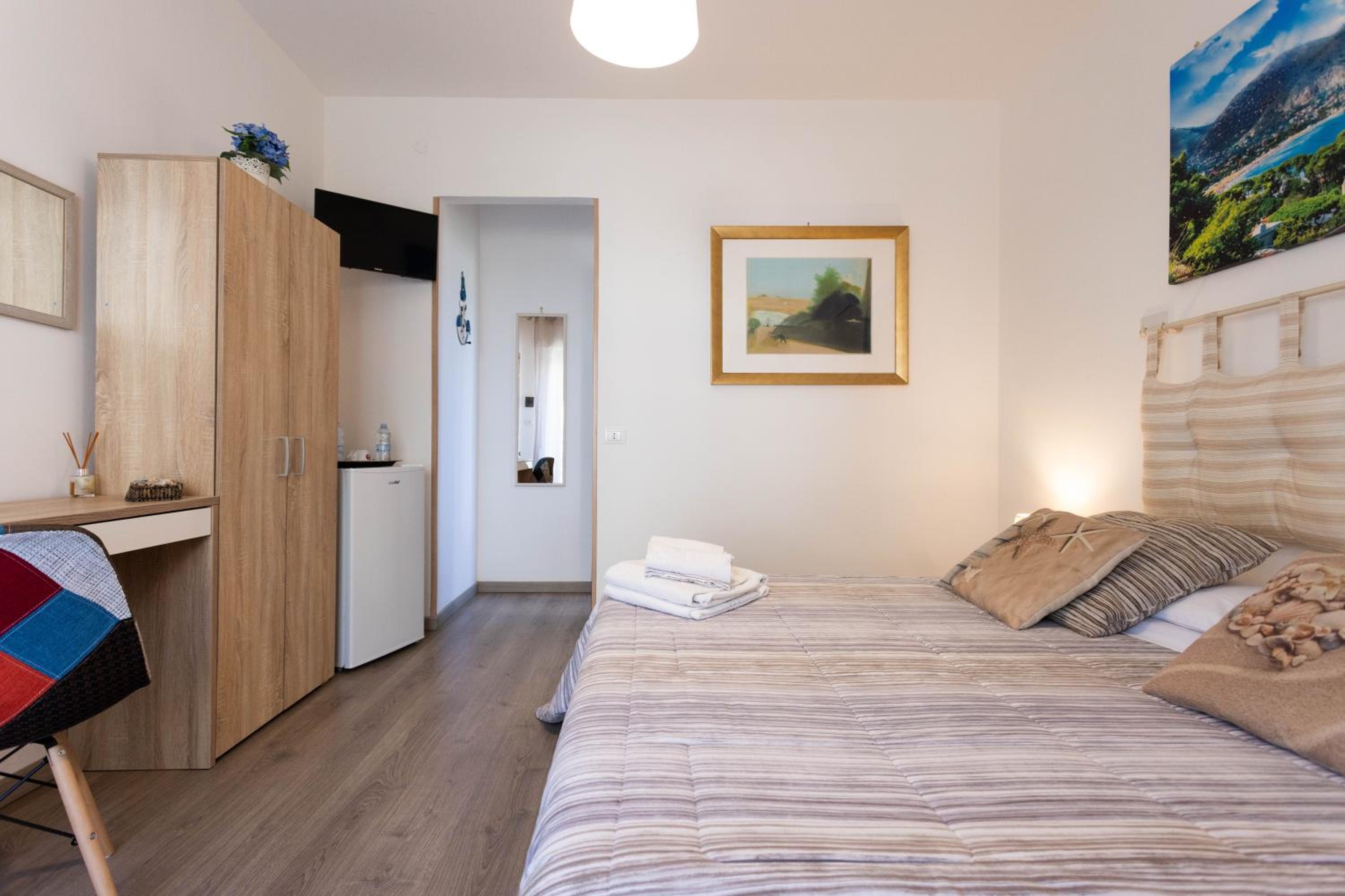 Double Room with Balcony - Photo 10