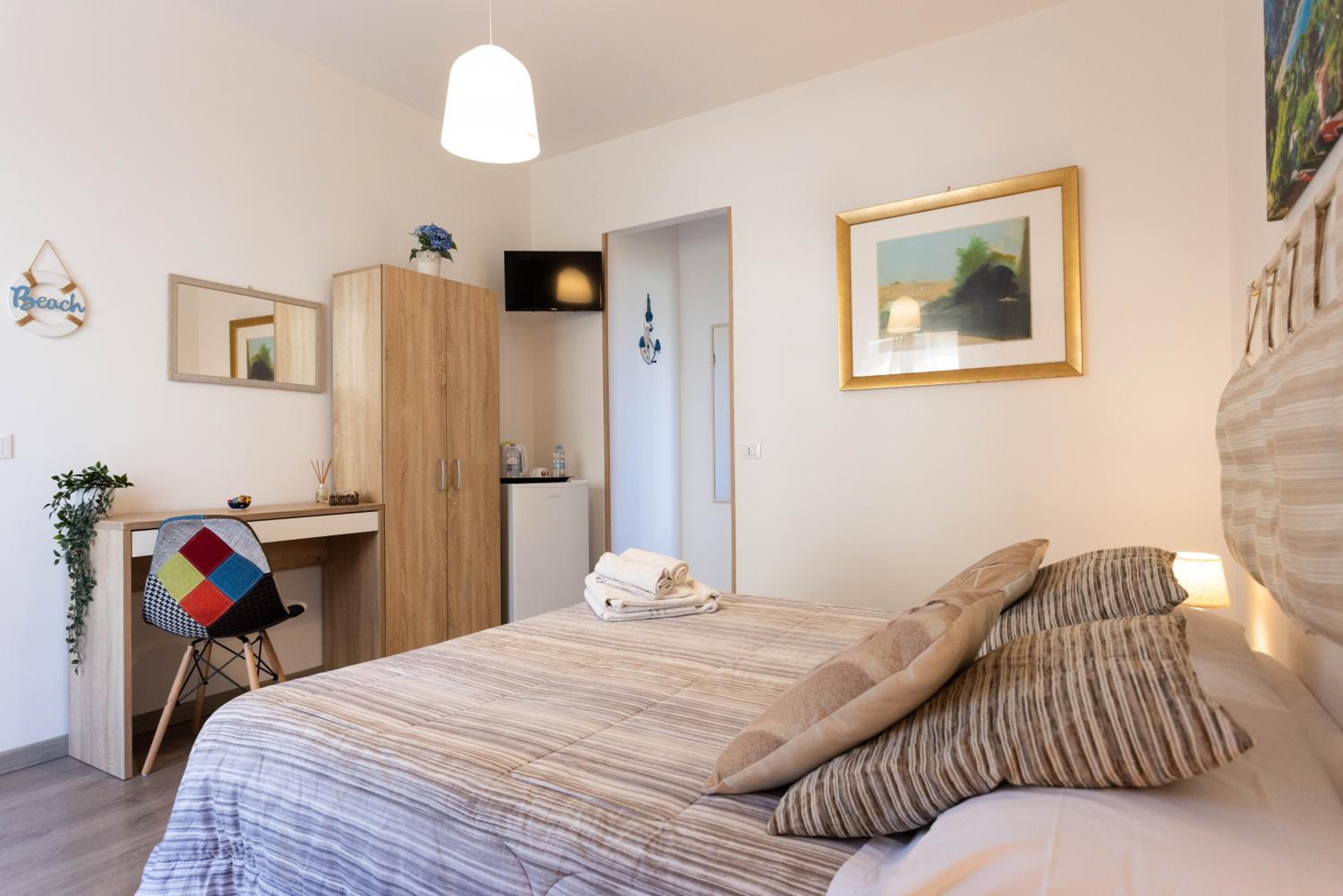 Double Room with Balcony - Photo 11