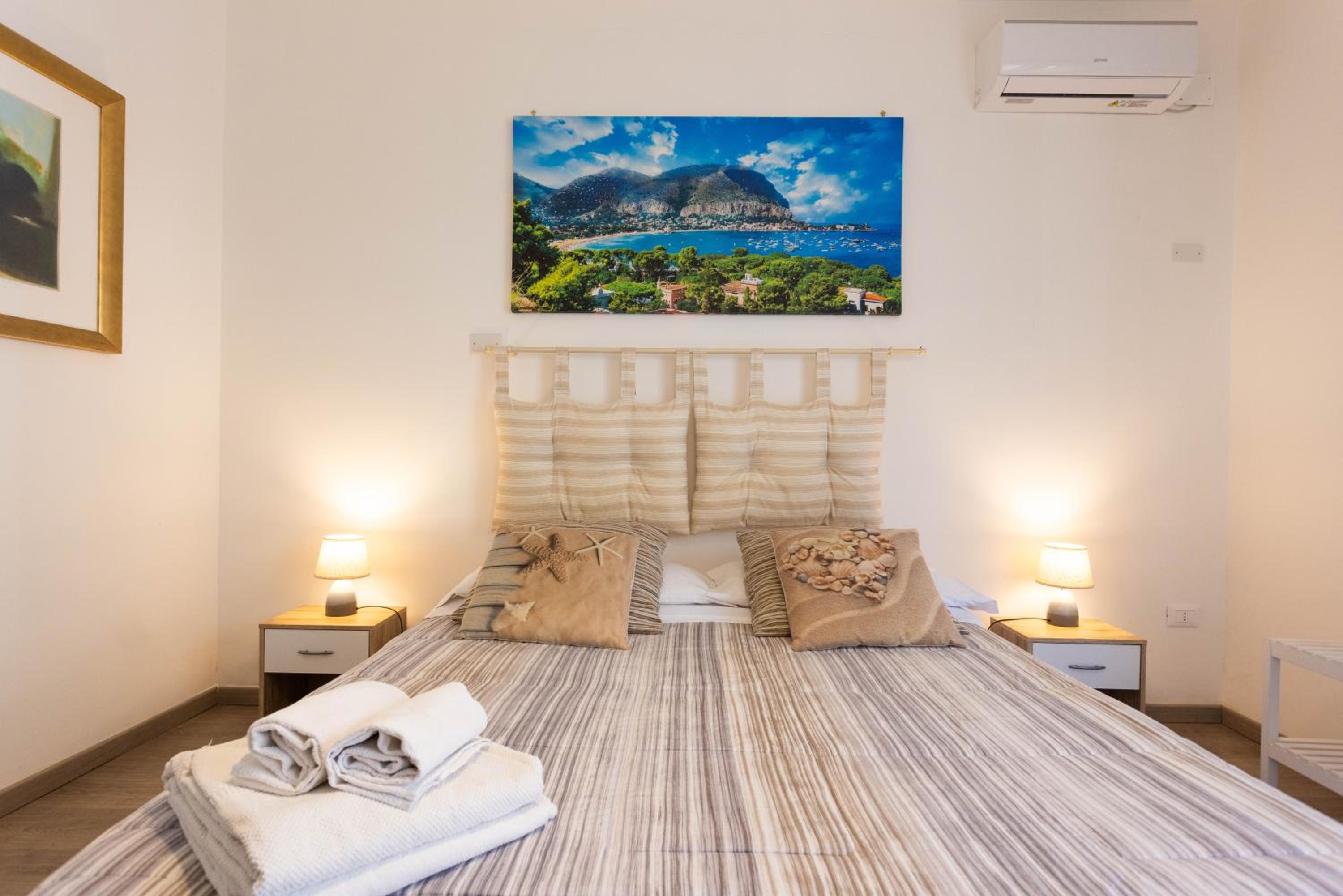Double Room with Balcony - Photo 13
