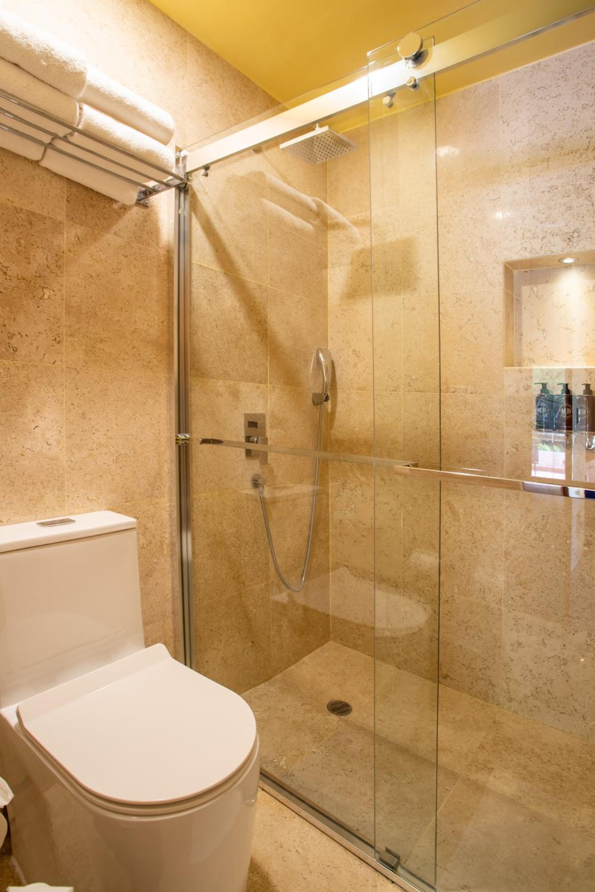 Deluxe Queen Room - Photo 5