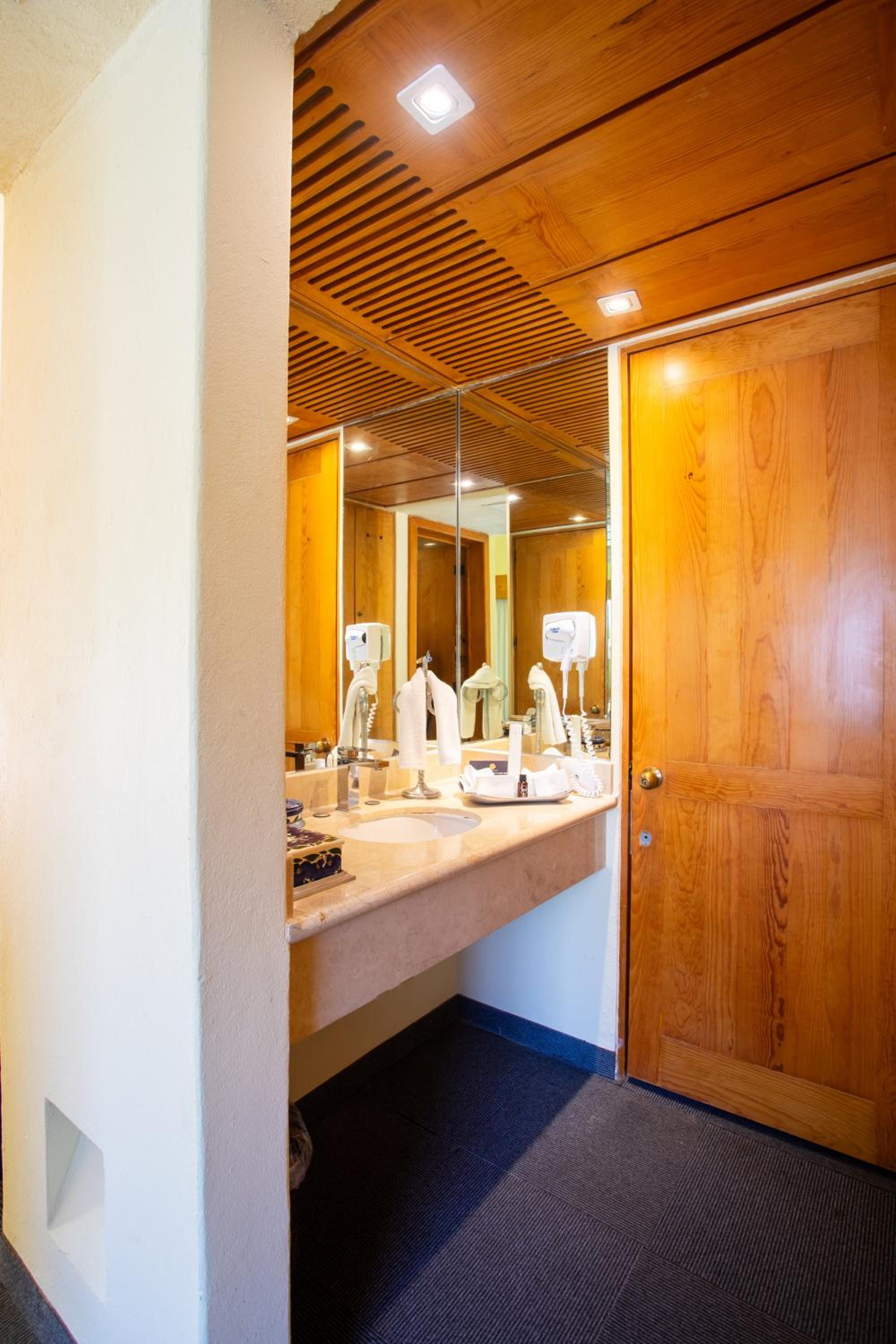 Deluxe Queen Room - Photo 4