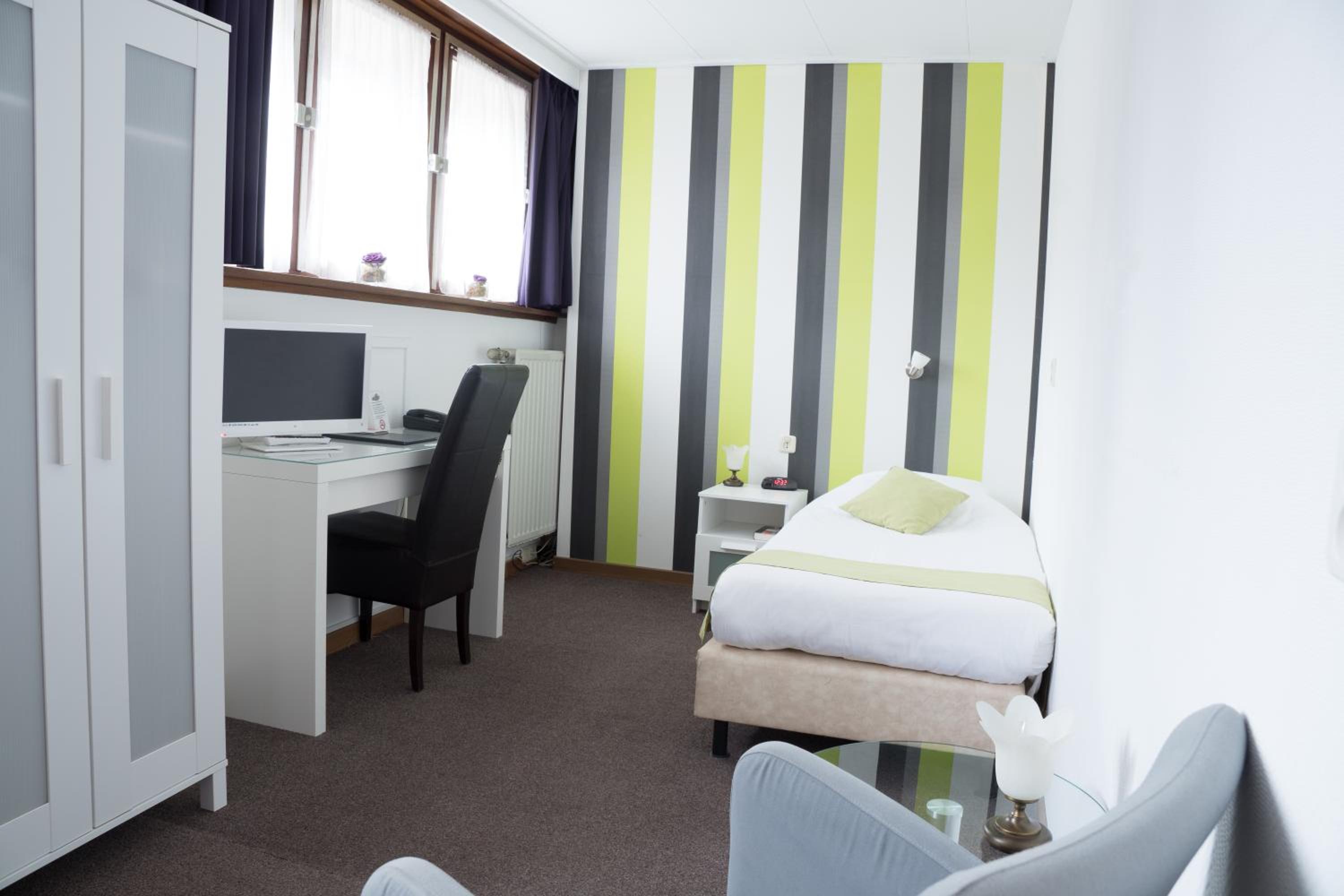 Single Room with Private Bathroom photo 2