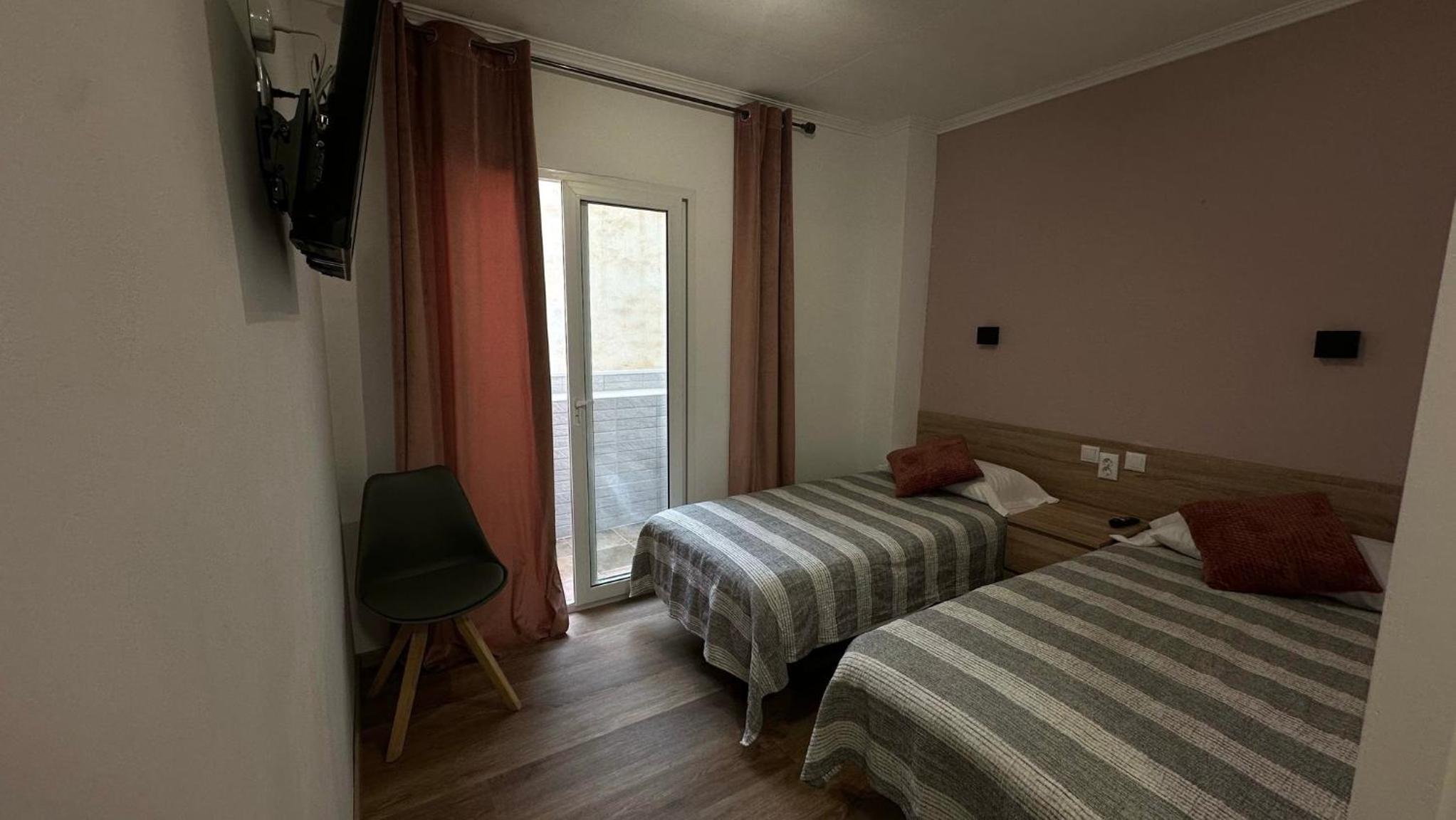 Economy Twin Room - Photo 5