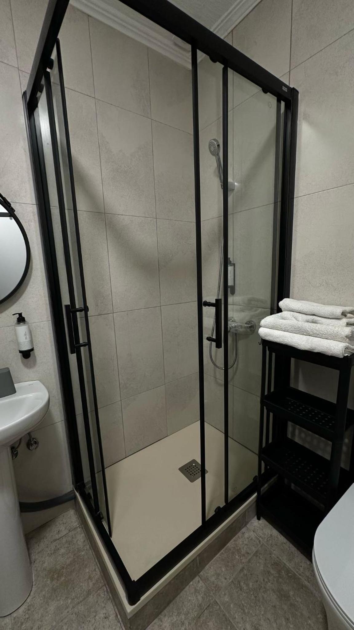 Economy Twin Room - Photo 1