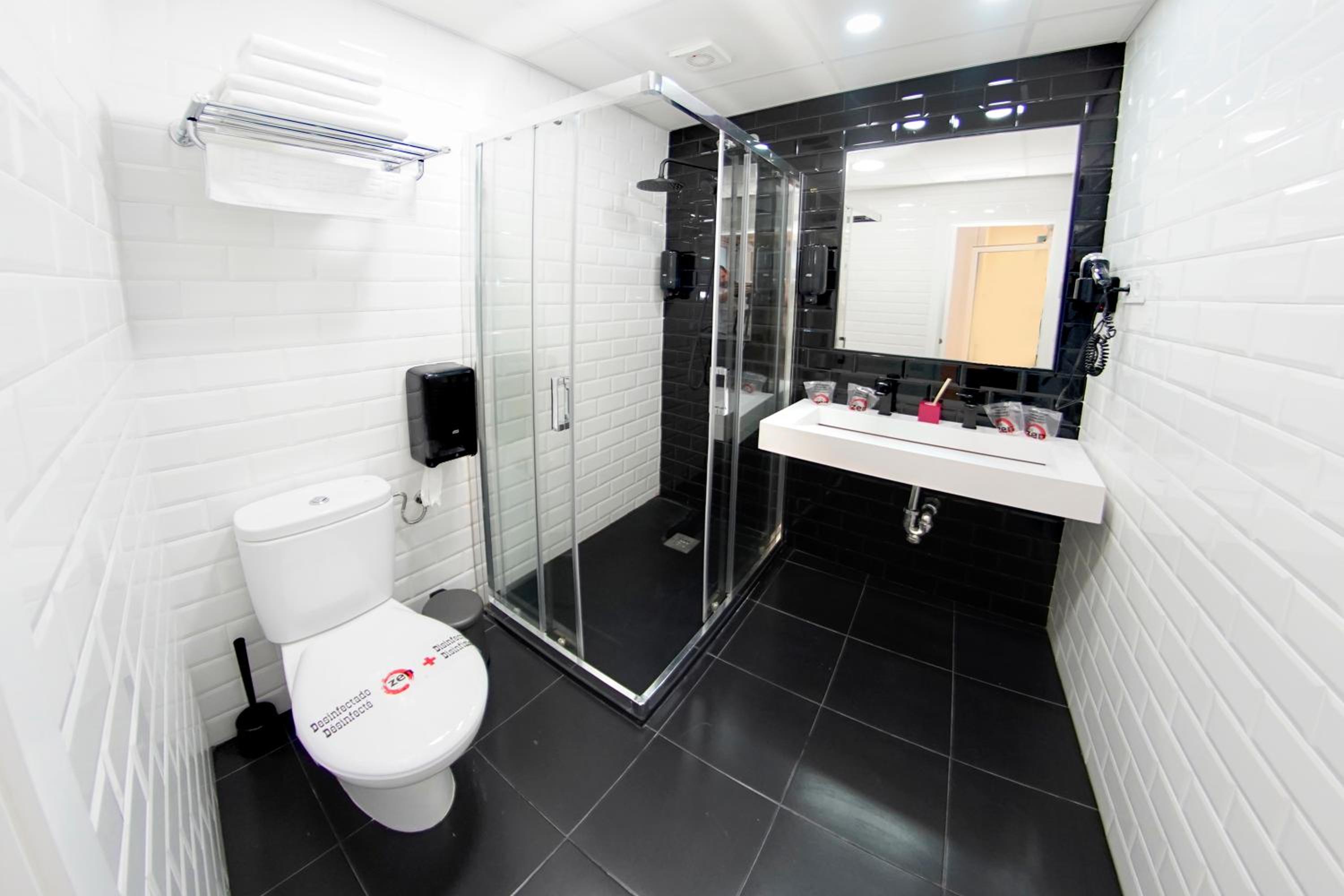 Quadruple Room with Free Airport Shuttle - Photo 3