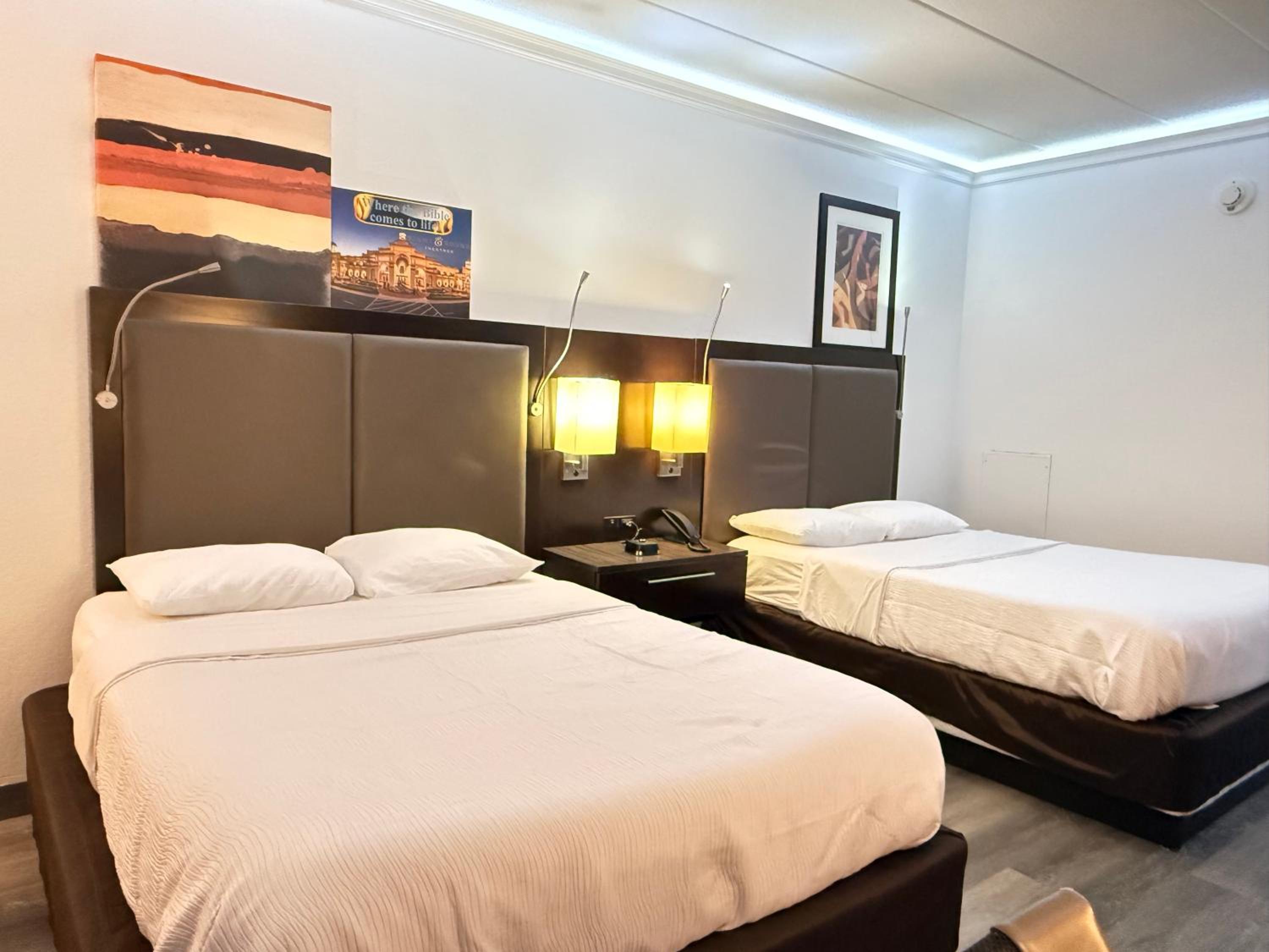 Queen Room with Two Queen Beds - Non-Smoking - Photo 6