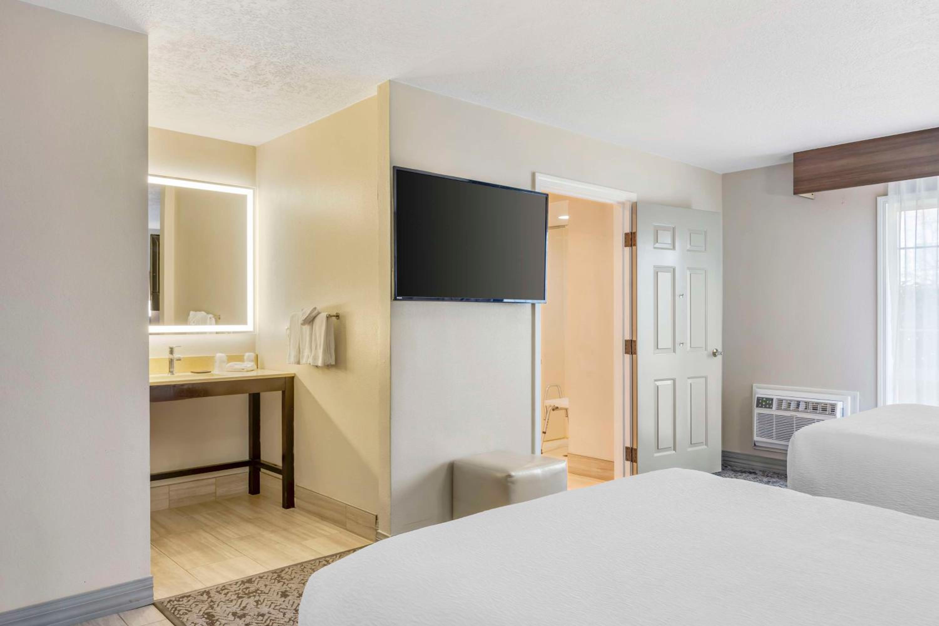 Queen Room - Mobility Accessible with Roll-In Shower photo 3
