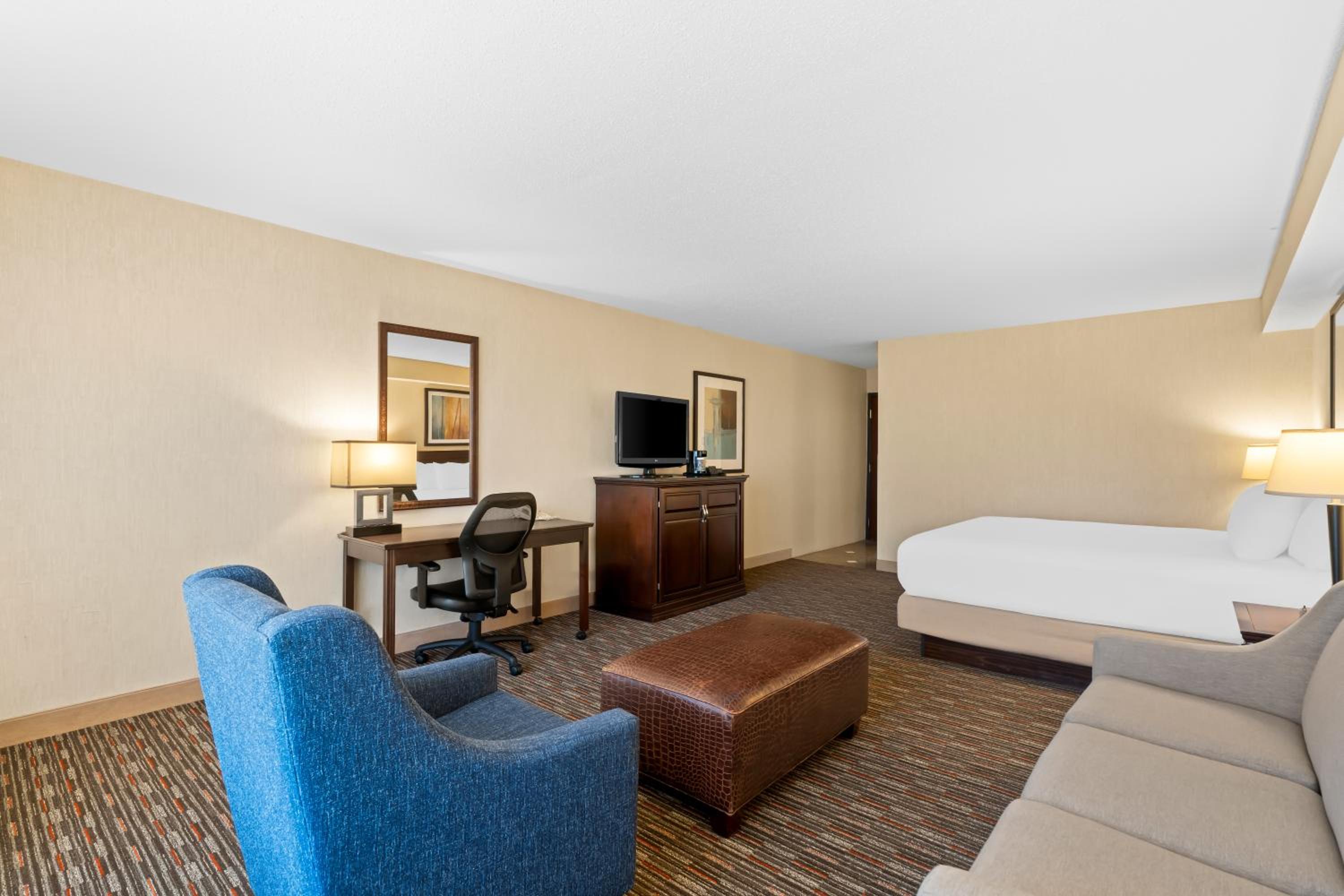 King Suite with Sofa - Non Smoking - Photo 1