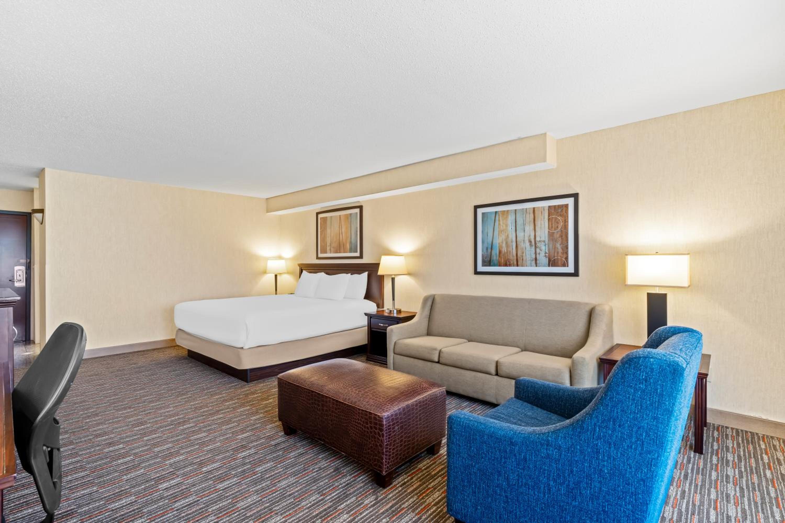 King Suite with Sofa - Non Smoking - Photo 2