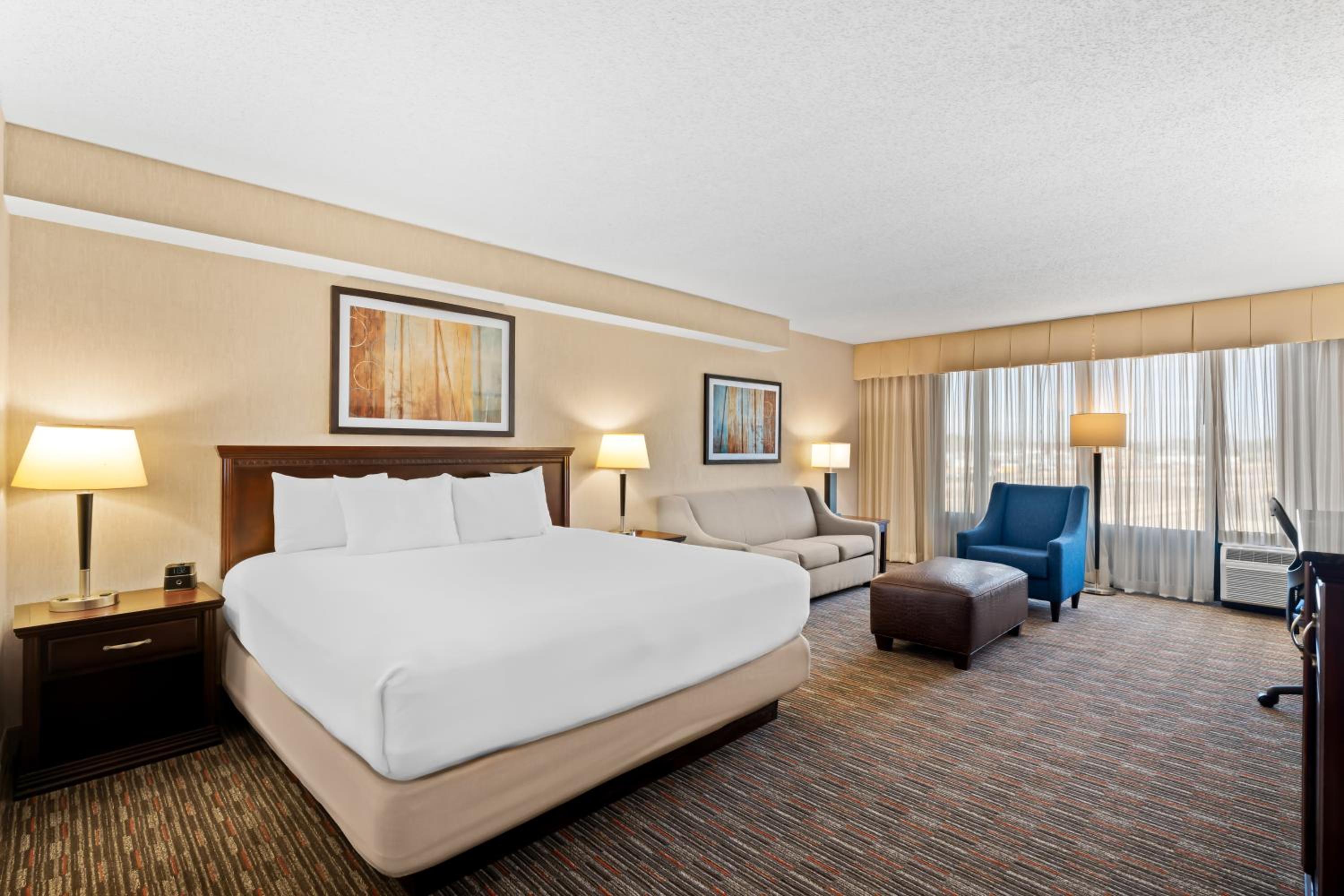 King Suite with Sofa - Non Smoking - Photo 3