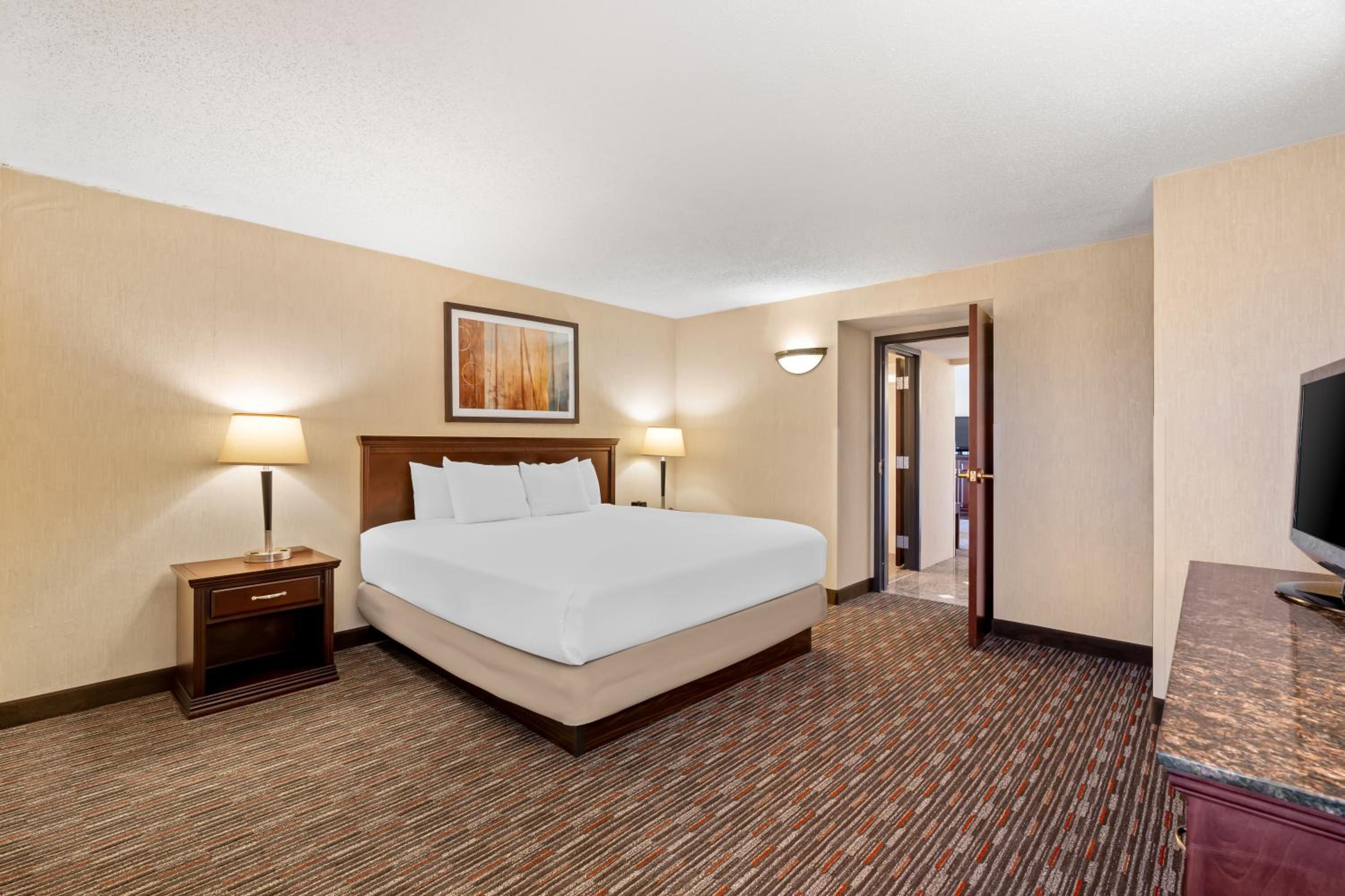 Superior King Suite - Non-Smoking - Photo 2